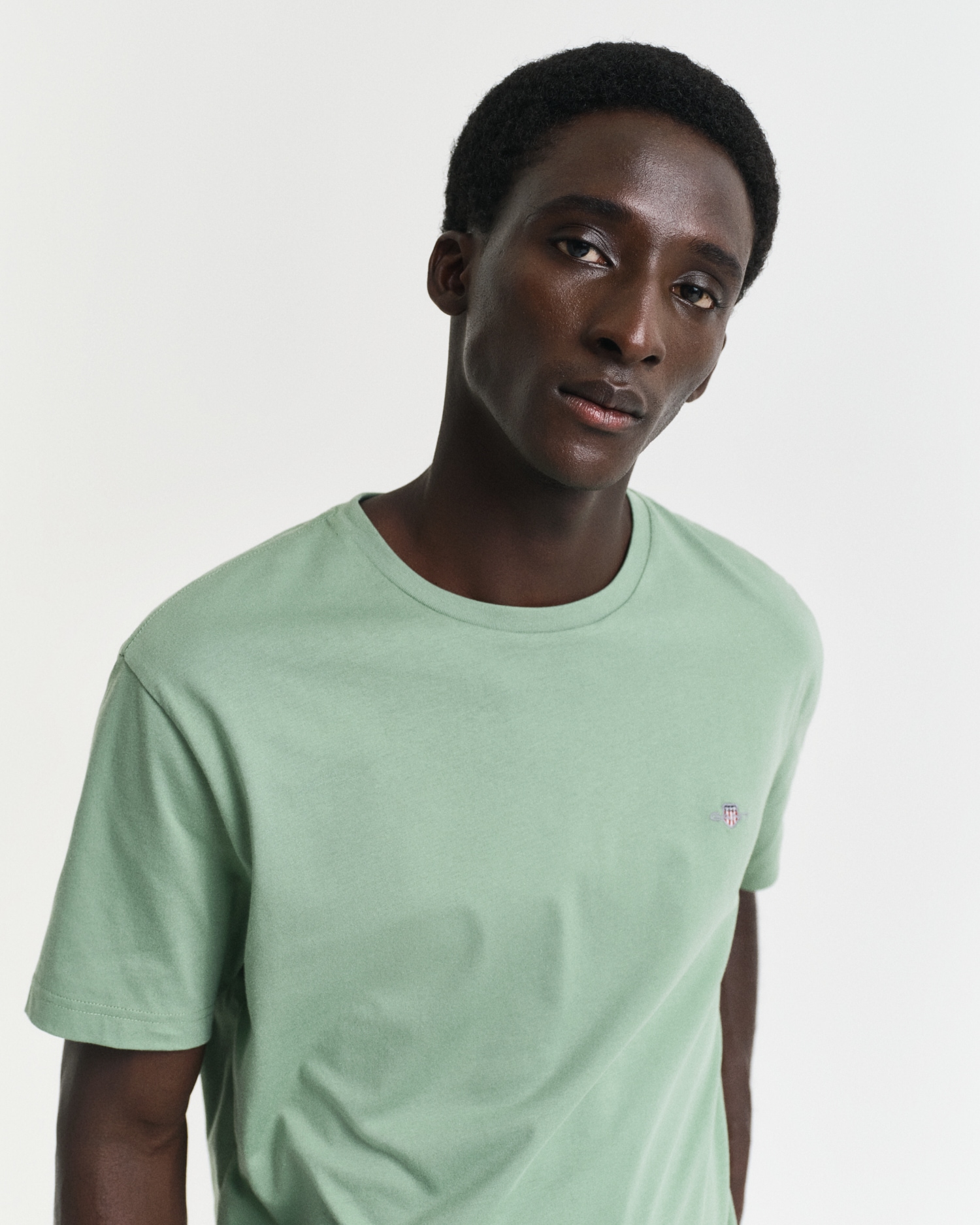 Gant T-Shirt »REG SHIELD SS T-SHIRT«, mit Logostickerei auf der Brust