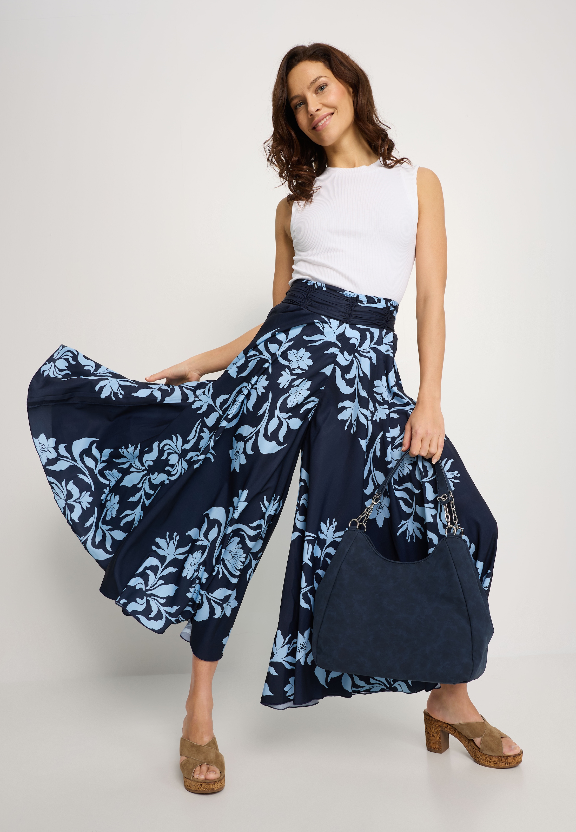 Image of LASCANA Hosenrock mit Alloverdruck, Culotte, glatte bügelfreie Ware
