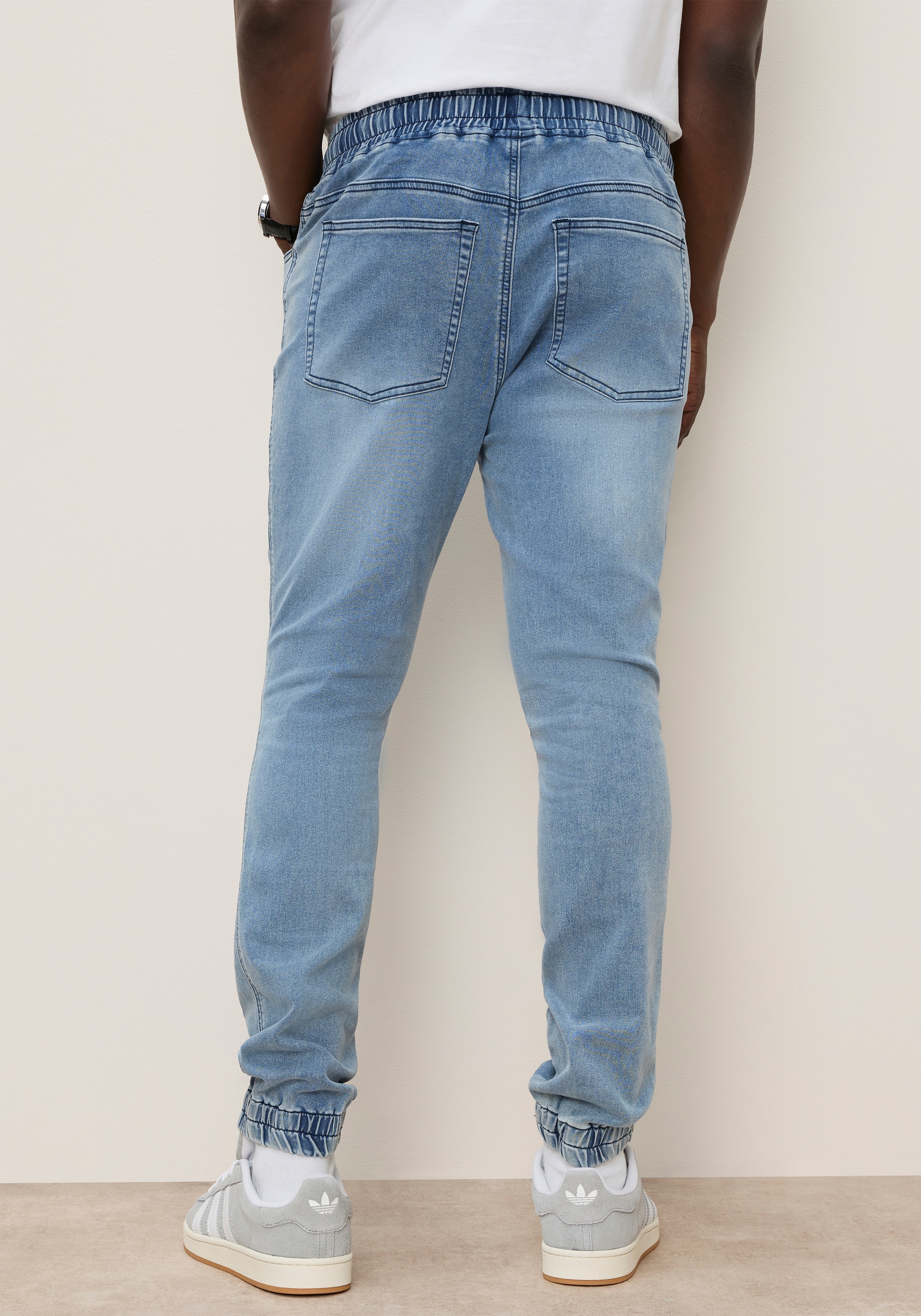 DELMAO Jogg Pants mit Eingrifftaschen und Gesässtaschen, Comfort Fit, gerader Beinverlauf