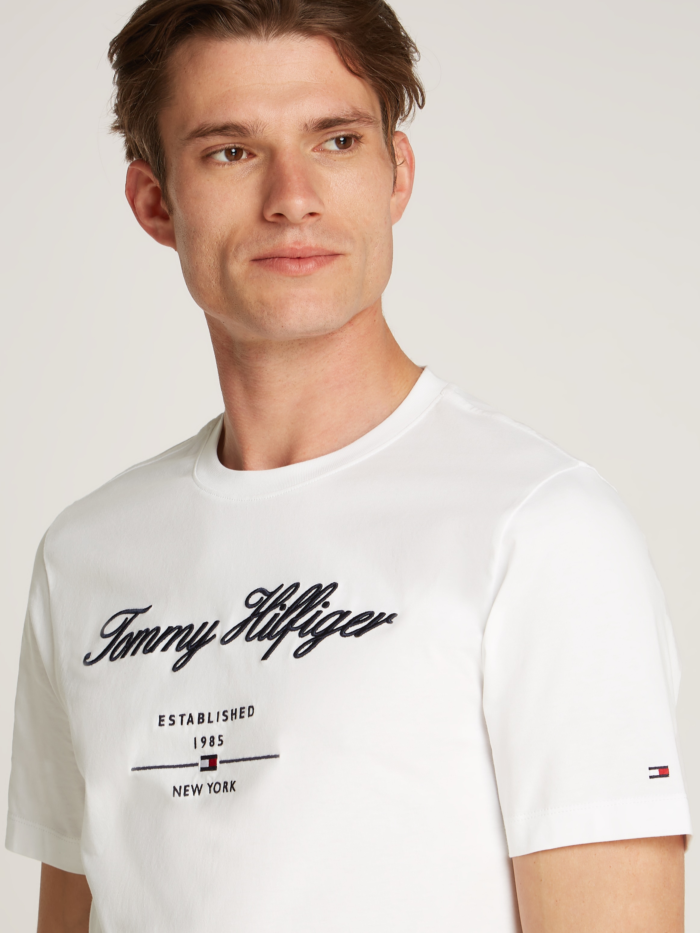Tommy Hilfiger T-shirt »SCRIPT LOGO TEE« mit aufgesticktem Logo