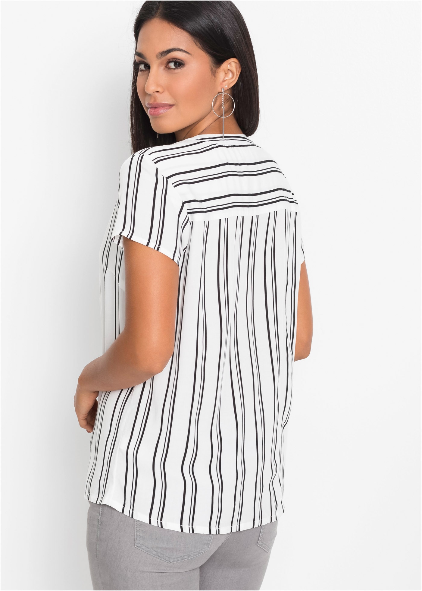 bonprix Blouse à manches courtes Regular Fit, für Businessmode, aus Viskose, feminin gestaltet