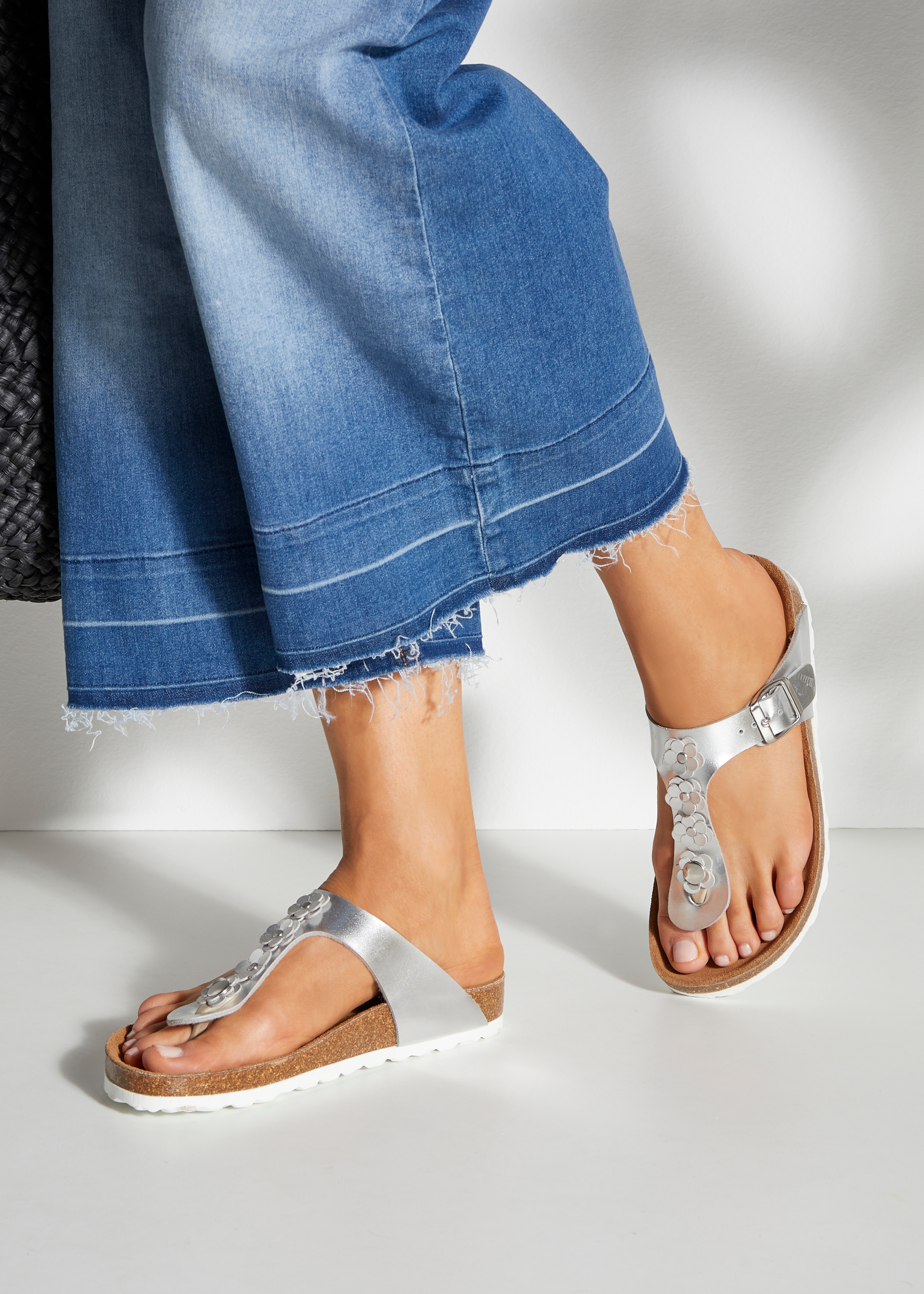 LASCANA Zehentrenner »Sandale, Pantolette, offener Schuh, Sommerschuh,«, mit modischer Applikation und Komfortkorkfussbett aus Leder