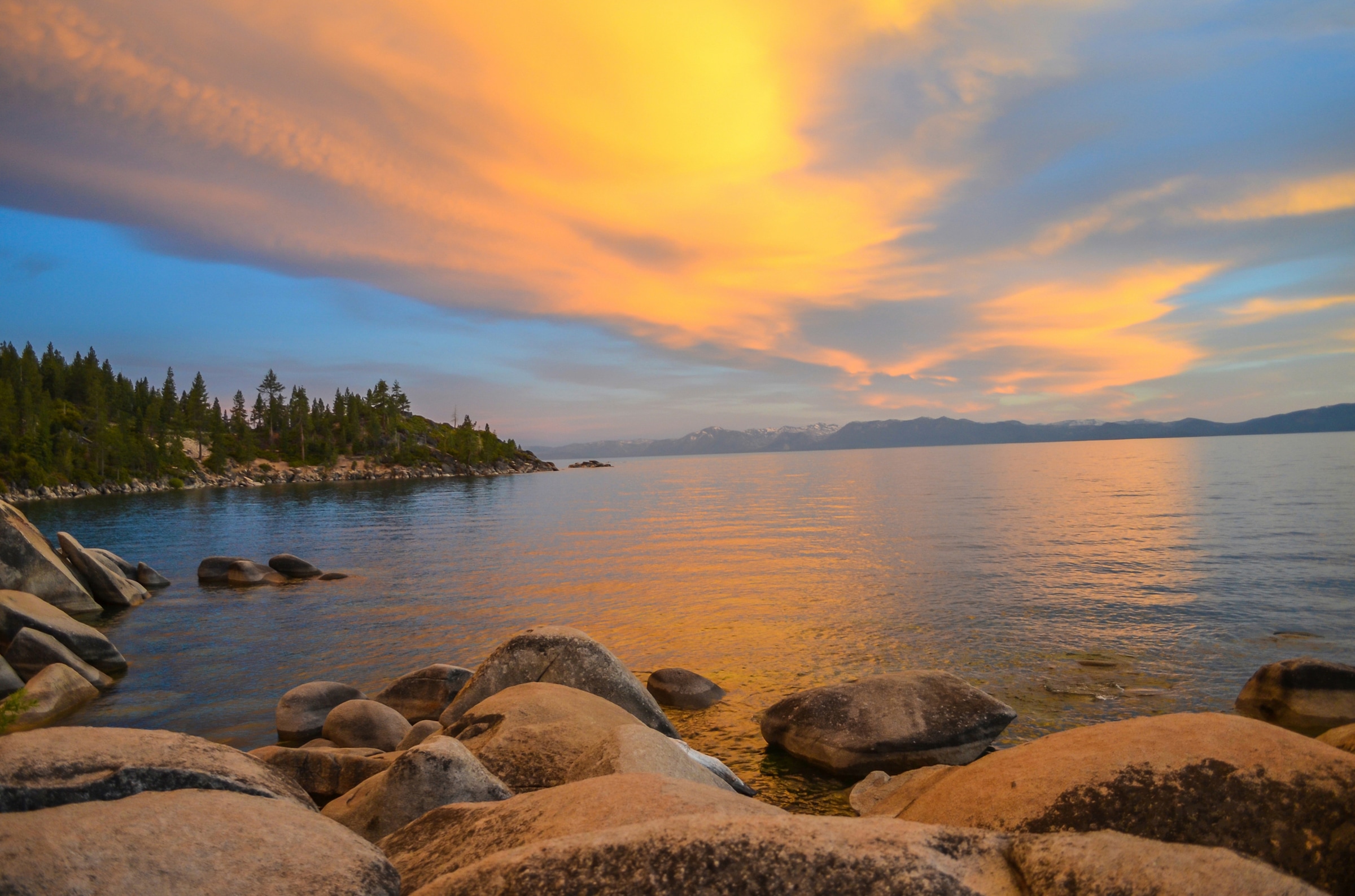 Image of Papermoon Fototapete "LAKE TAHOE-STRAND KLIPPEN FELSEN WALD SEE SONNE GEBIRGE"