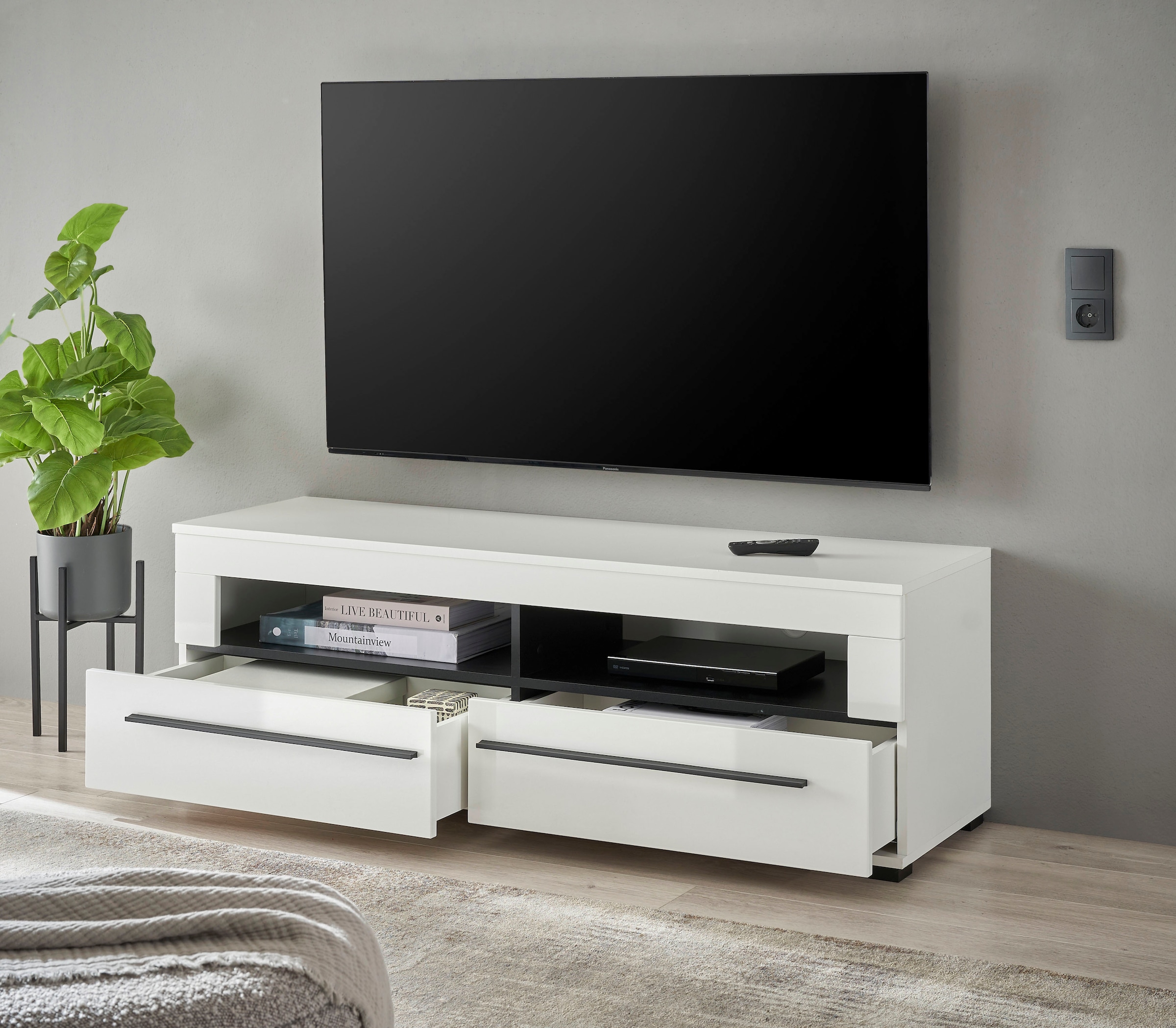 INOSIGN Lowboard »modernes TV-Unterteil, Kommode in Eiche Evoke oder weiss«, schwarze Stangengriffe, ausreichend Stauraum, vielseitig einsetzbar