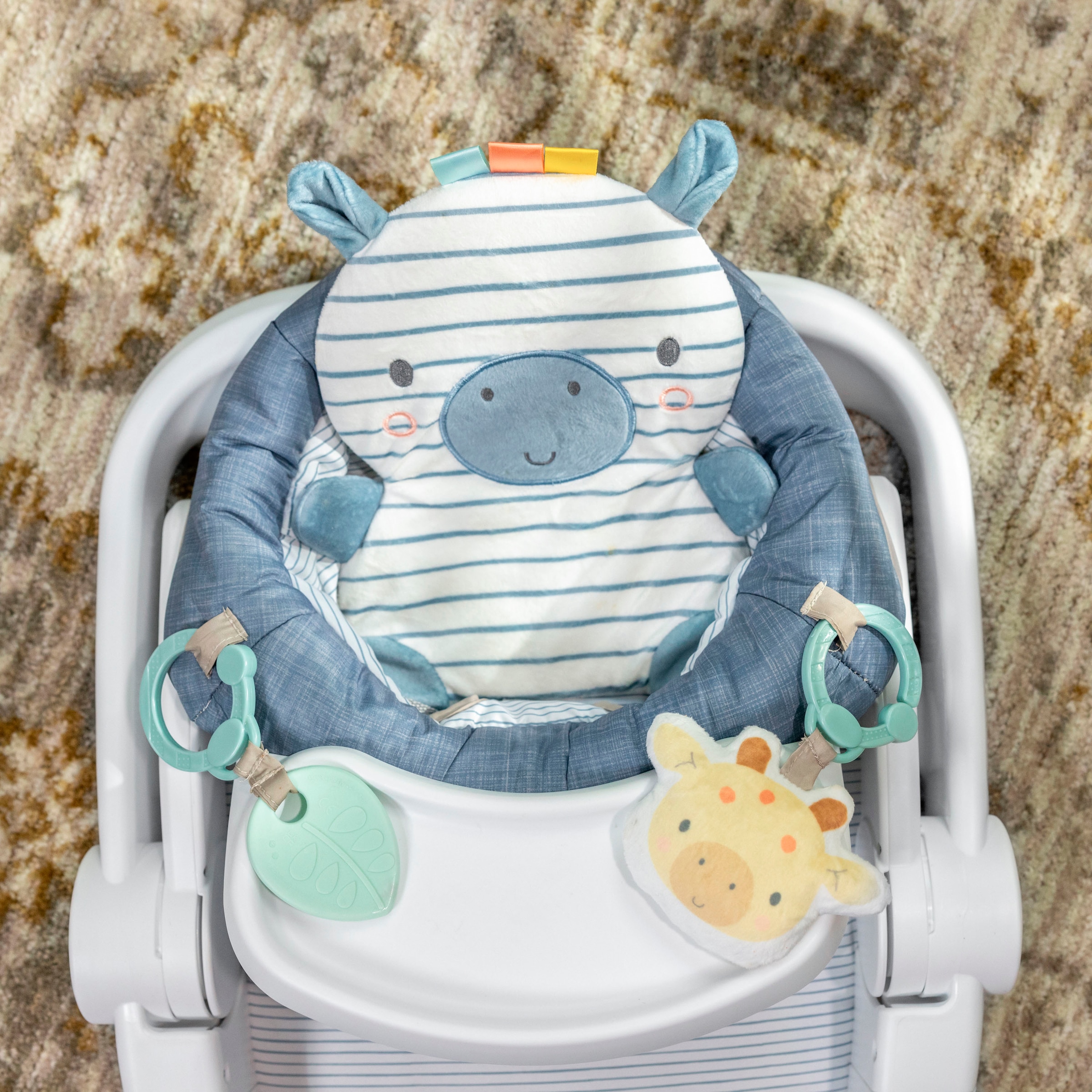 ingenuity Tischsitz »Prop Spot™ Learn-to-Sit™ - Casi™« inklusive 2 Spielzeugen und 3 bunten Anhängern