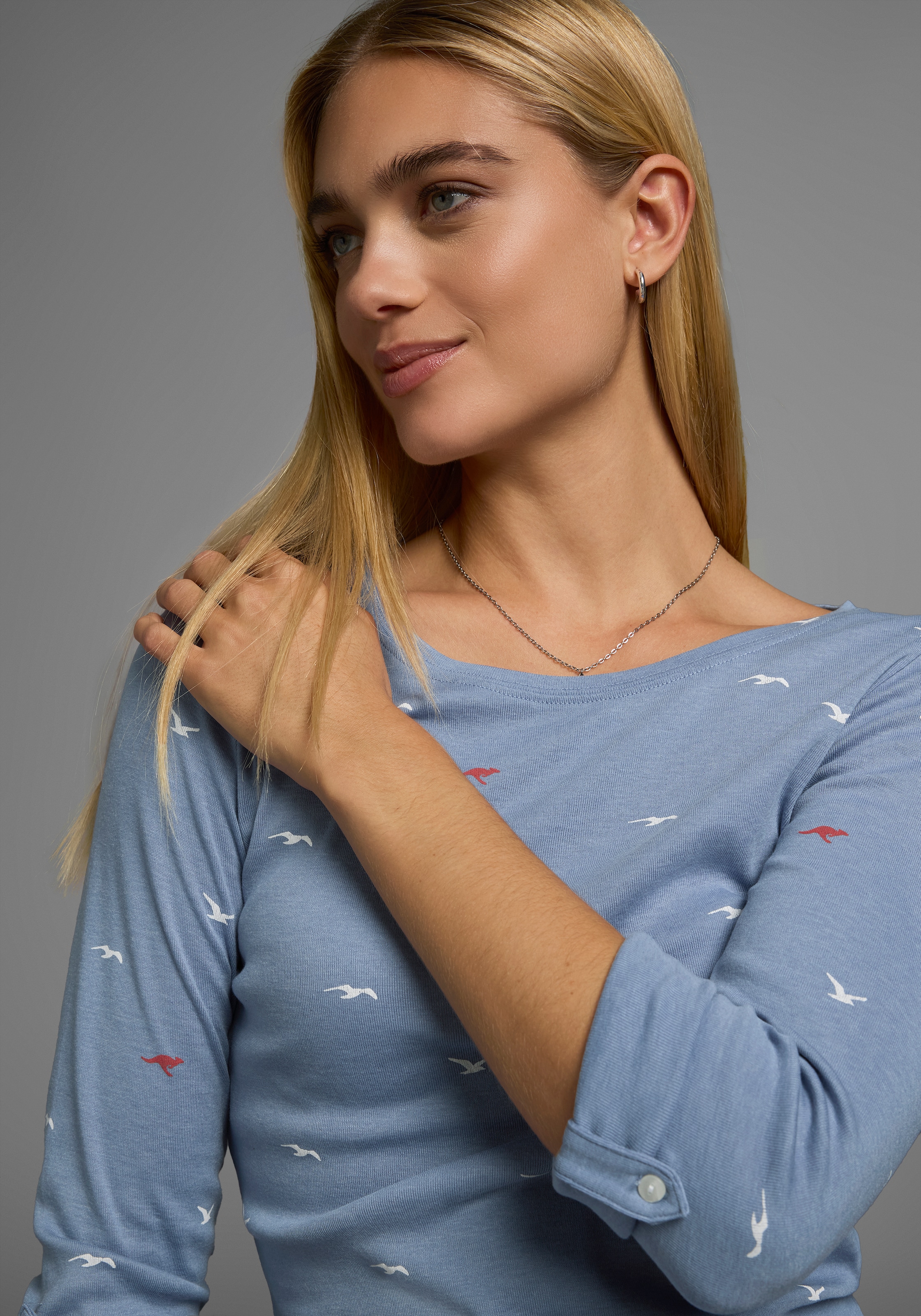 KangaROOS Langarmshirt, krempelbare Ärmel, sehr figurbetont, aus elastischer Rippware