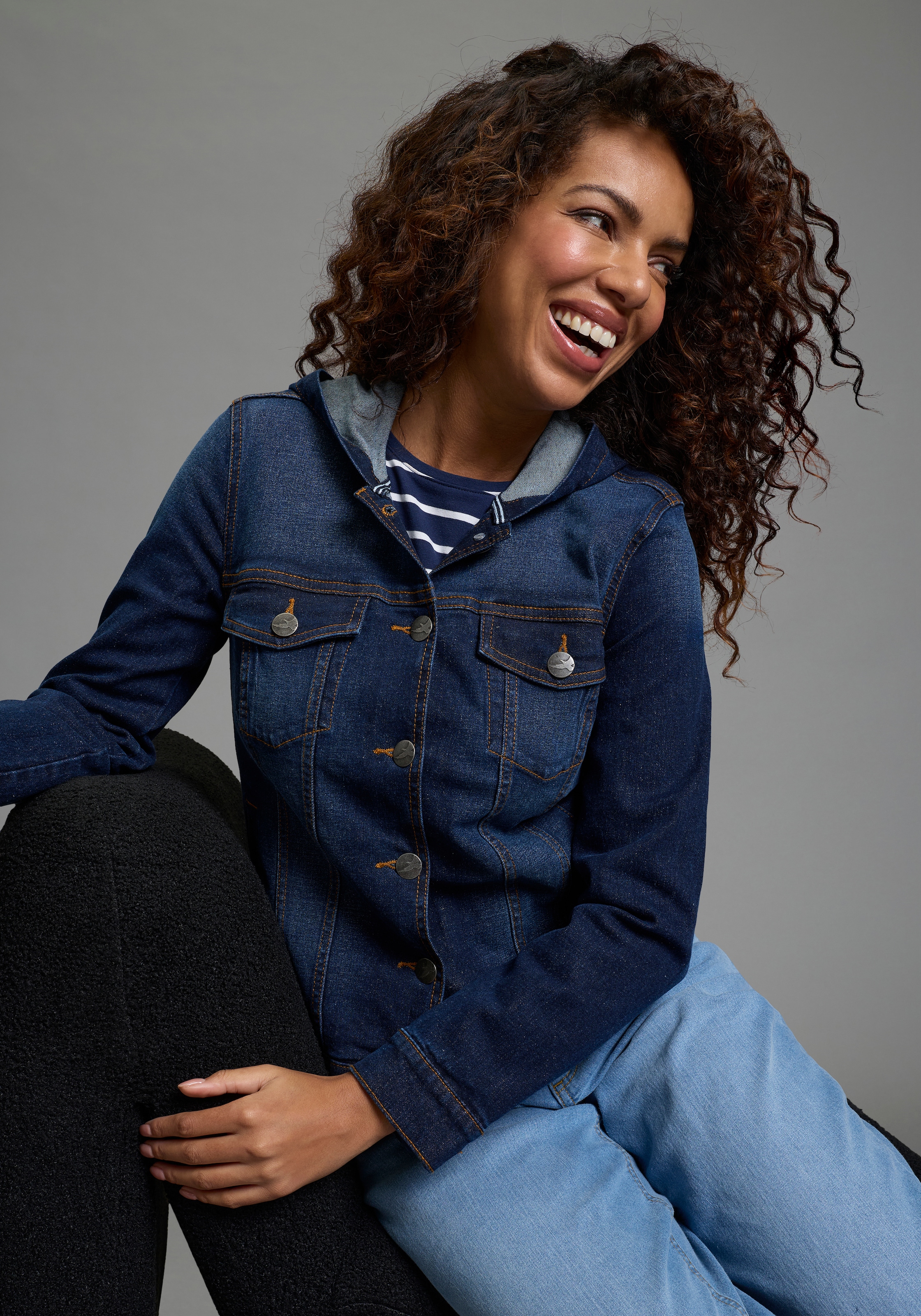 Arizona Jeansjacke mit Kapuze mit Kapuze, Regular Fit, mit Knopfleiste, mit Knopf-Applikationen