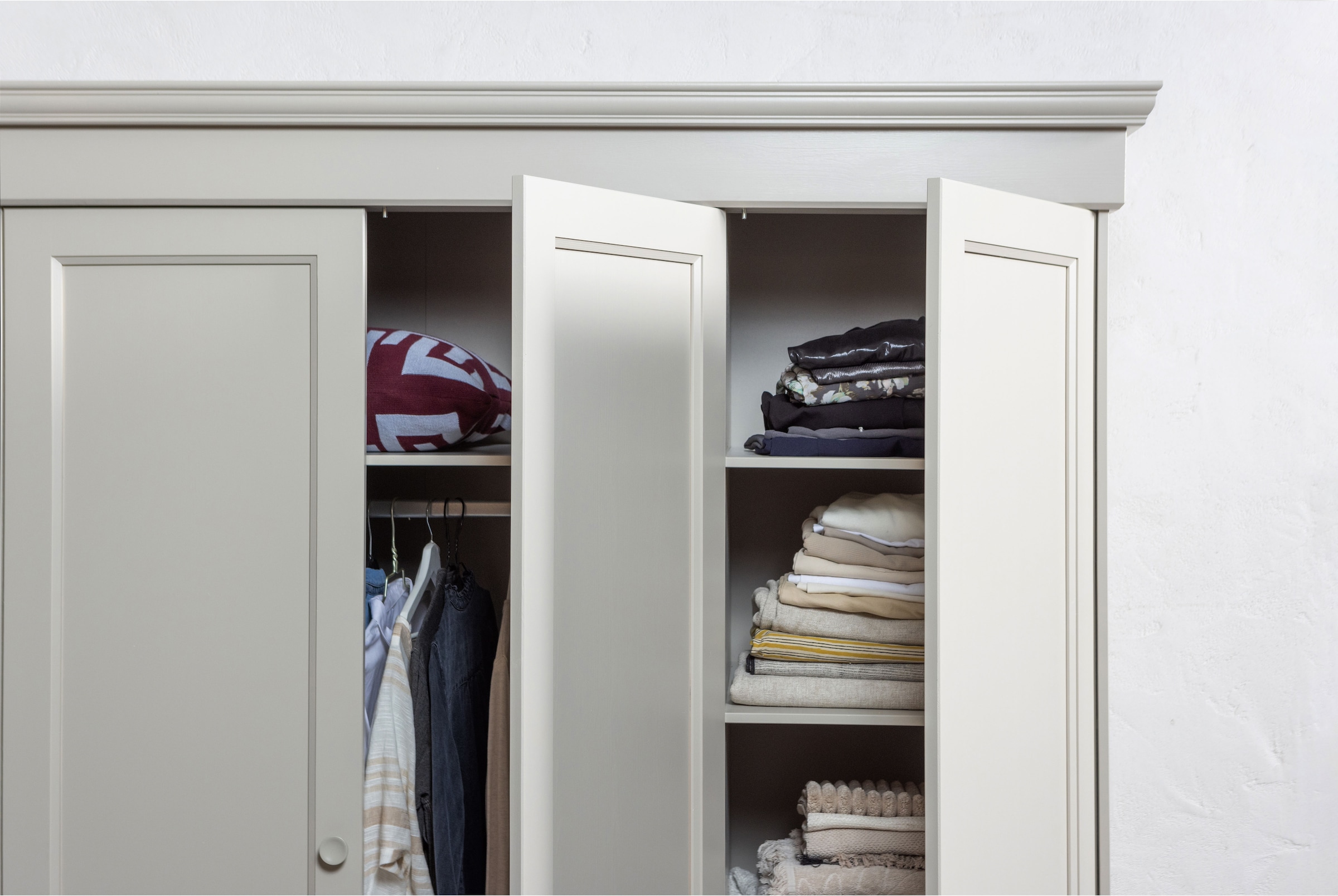 WOOOD Kleiderschrank »Olivia FSC®-Kiefernholz mit Hängebereich, H 212 x B 171 x T 63 cm« Tragkraft 10 kg pro Boden, Einlegeboden-Optionspakete erhältlich