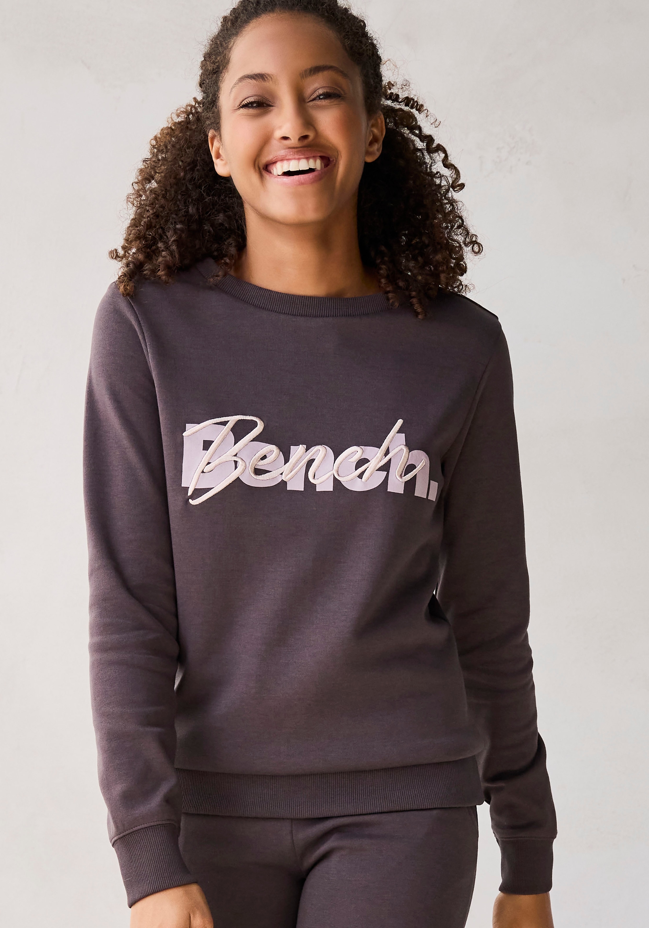 ♕ Bench. Loungewear Sweatshirt, kaufen mit Loungeanzug versandkostenfrei und Logodruck Stickerei