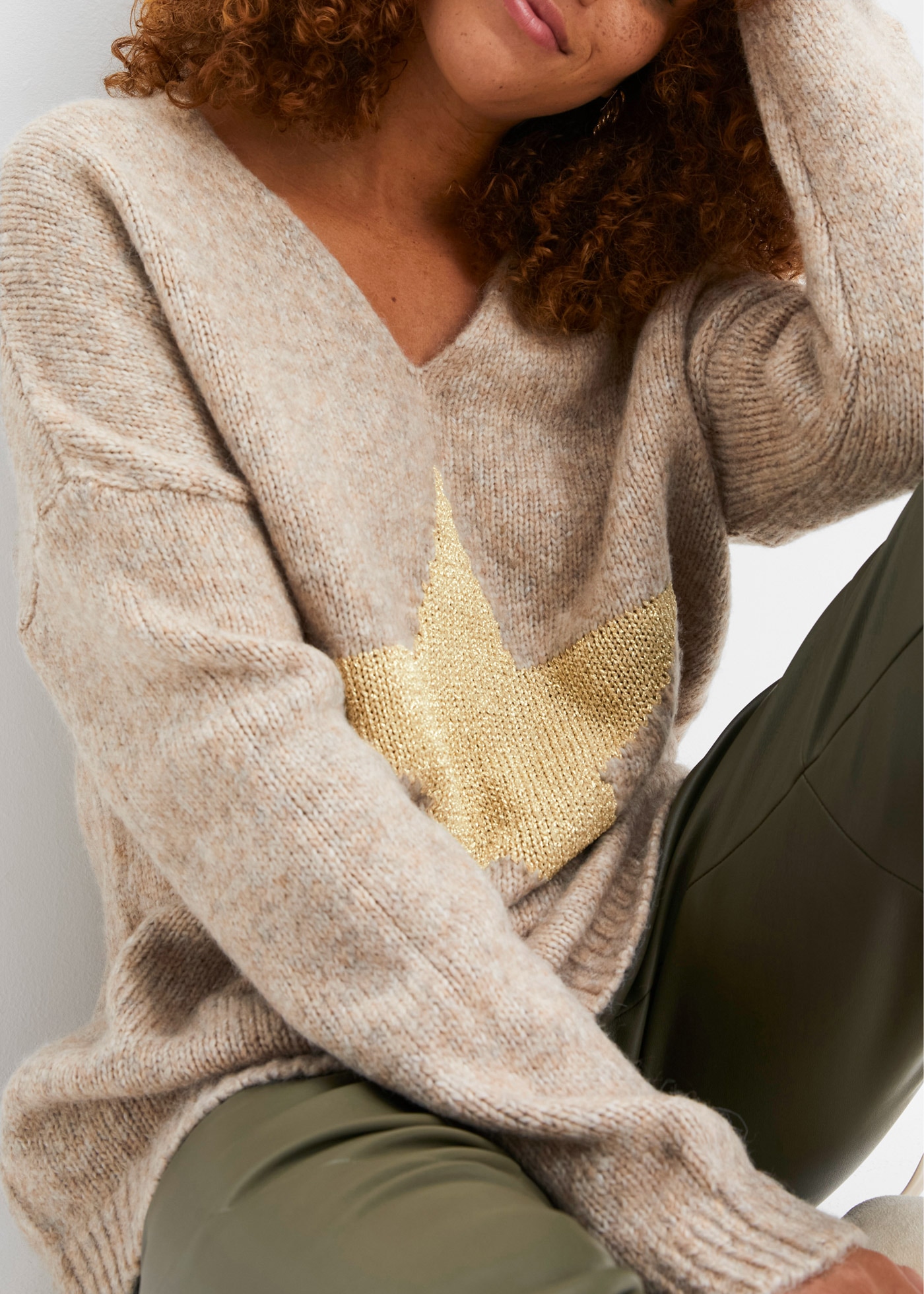 bonprix Strickpullover »Pullover mit Stern« mit metallisierten Fasern, mit Stern-Design, Oversize Passform