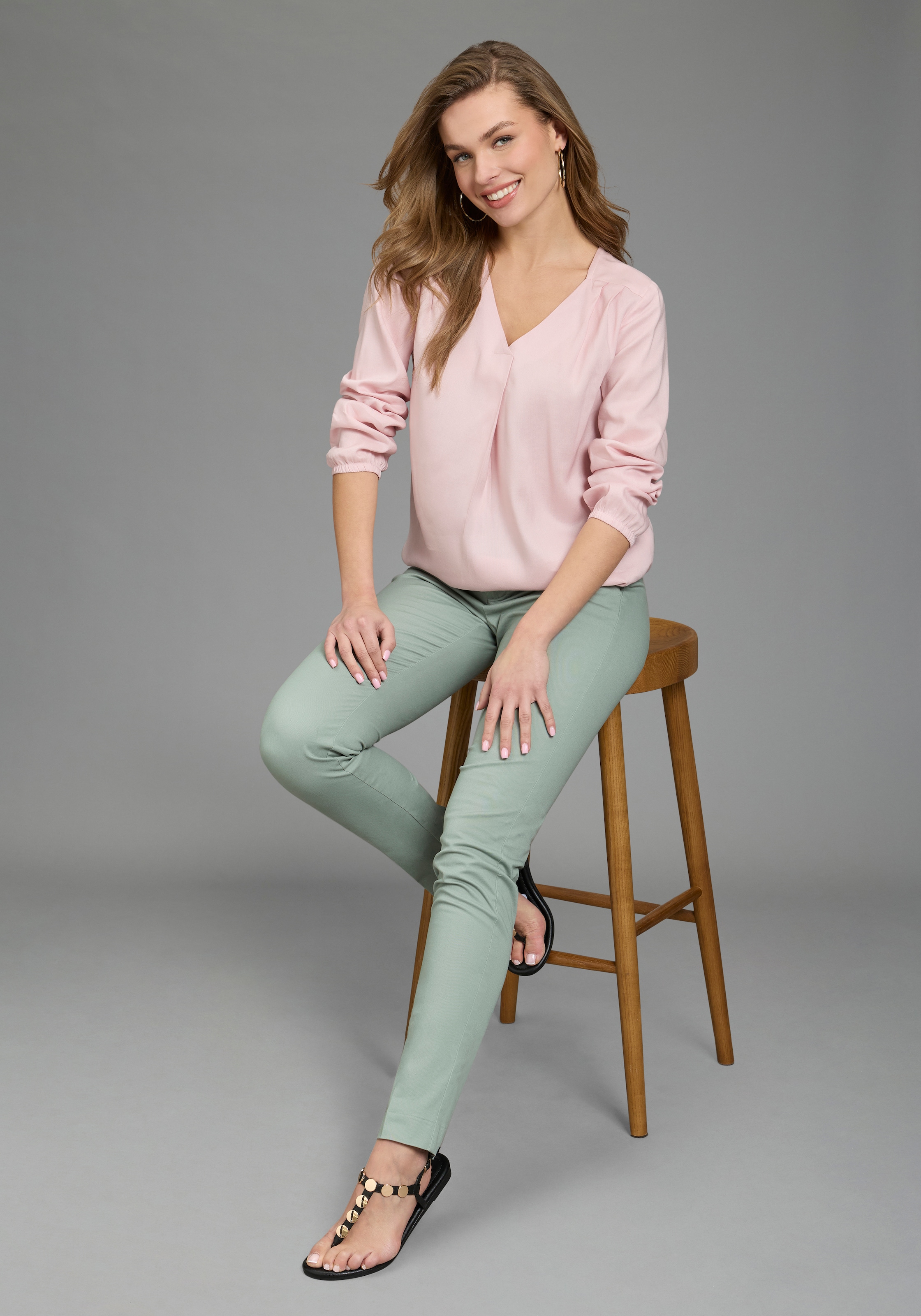DELMAO Schlupfbluse femininer Stil, Langarm, aus Viskose, mit V-Ausschnitt