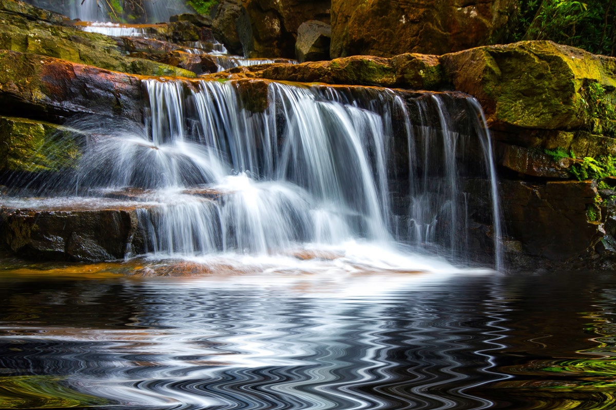 Fototapete »Kleiner Waserfall in Wald«