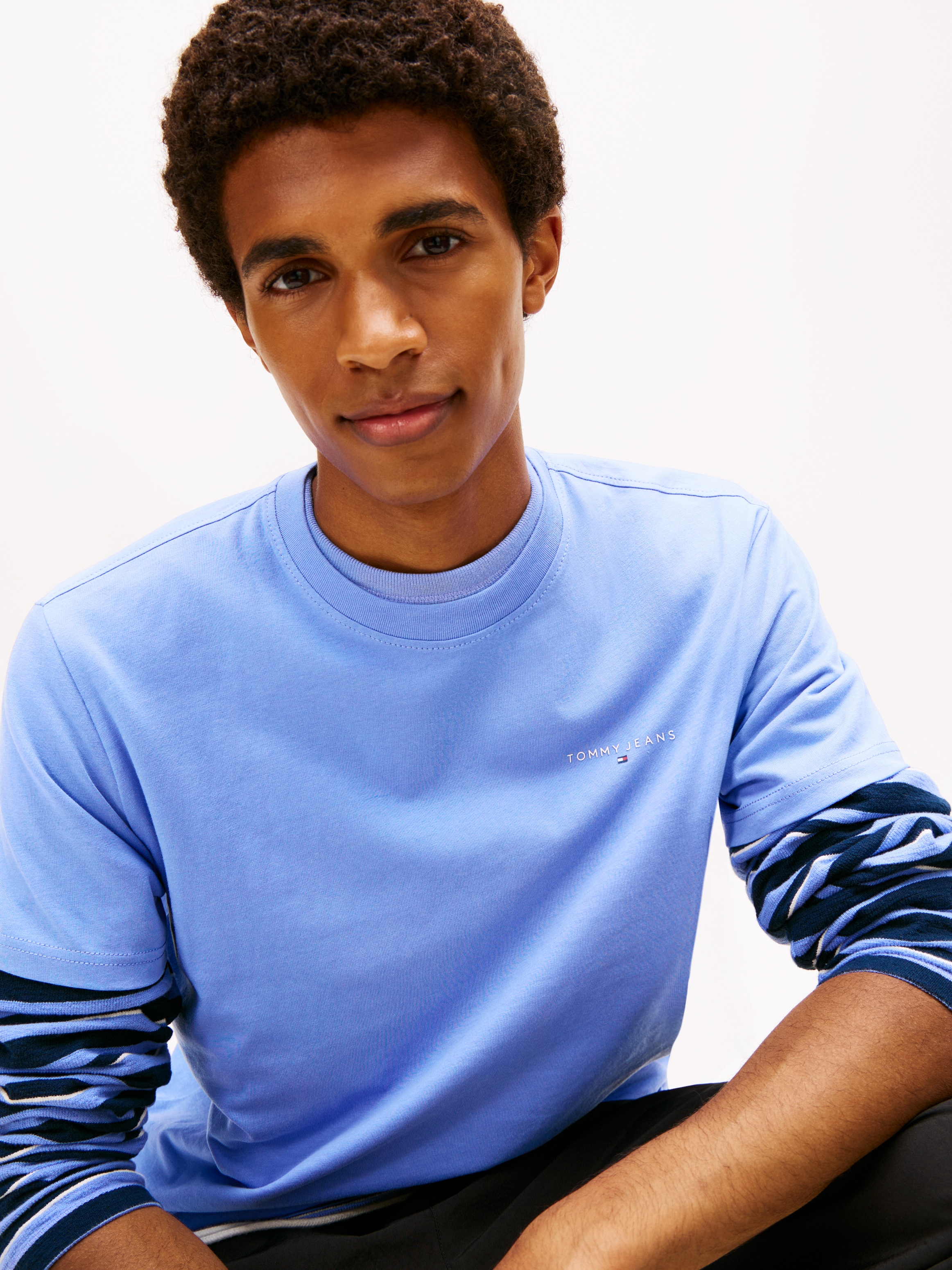 Tommy Jeans T-Shirt »TJM SLIM LINEAR CHEST TEE EXT« Mit Rundhalsausschnitt