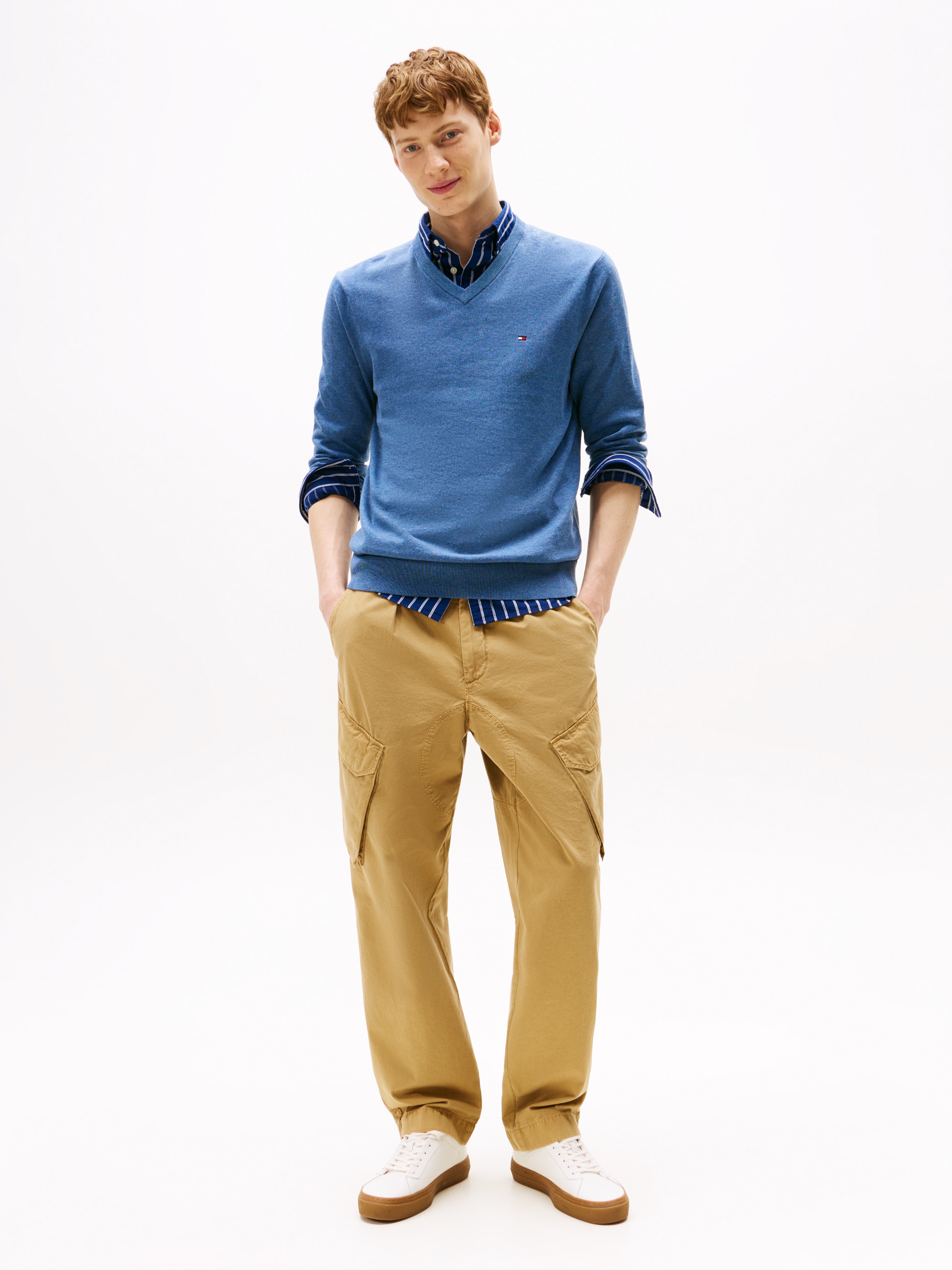 Tommy Hilfiger Strickpullover »ESSENTIAL COTTON V NECK mit V-Ausschnitt und Stickerei«, unifarben, casual, regular fit, Baumwolle, V-Ausschnitt