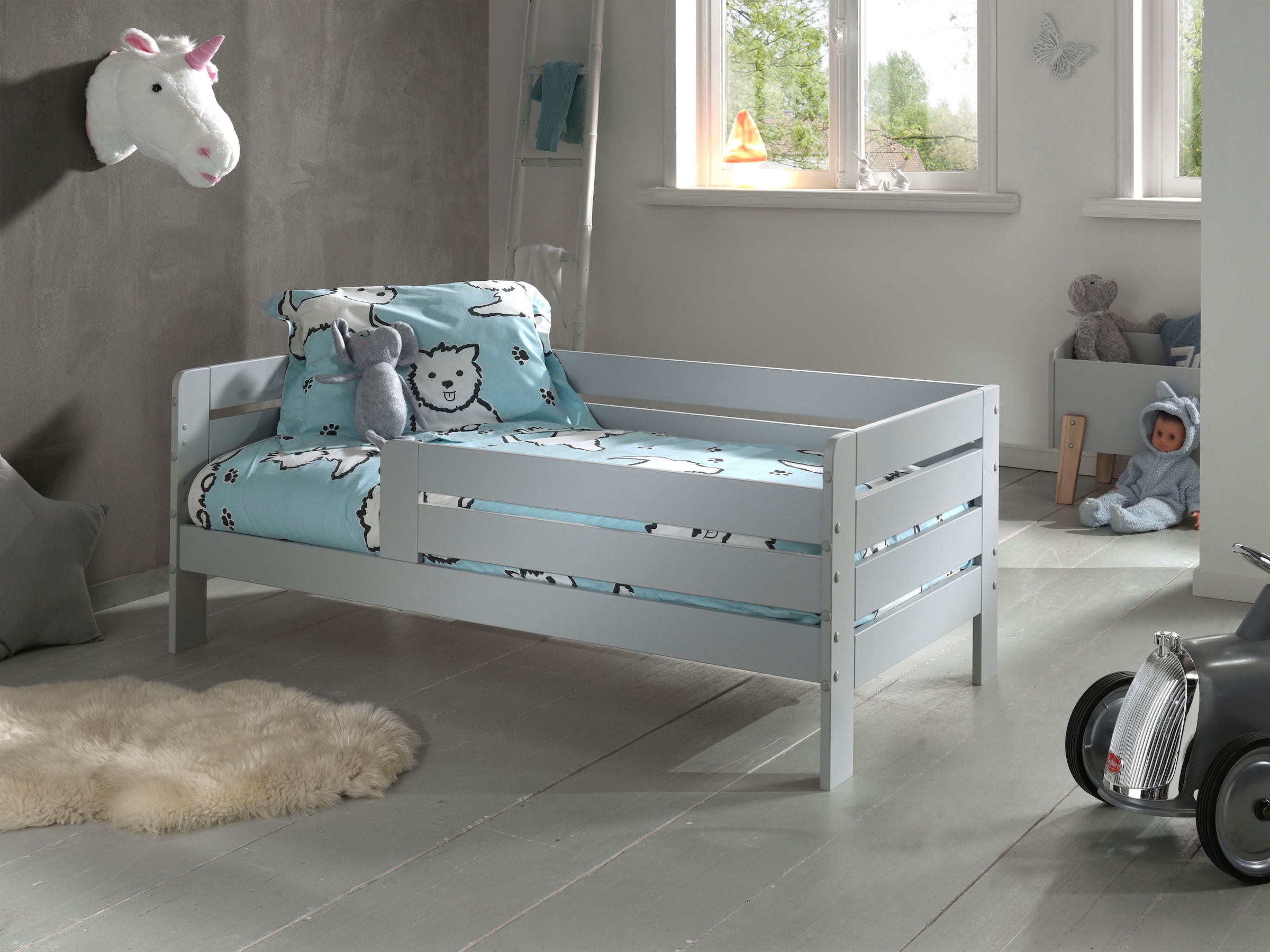 Vipack Lit d'enfant »Junior, Kiefermassiv mit umlaufendem Absturzschutz und Rolllattenrost« L/H/P env. 143,6x56x70 cm, avec entrée de lit basse,  au choix en 2 couleurs, avec ou sans tiroir