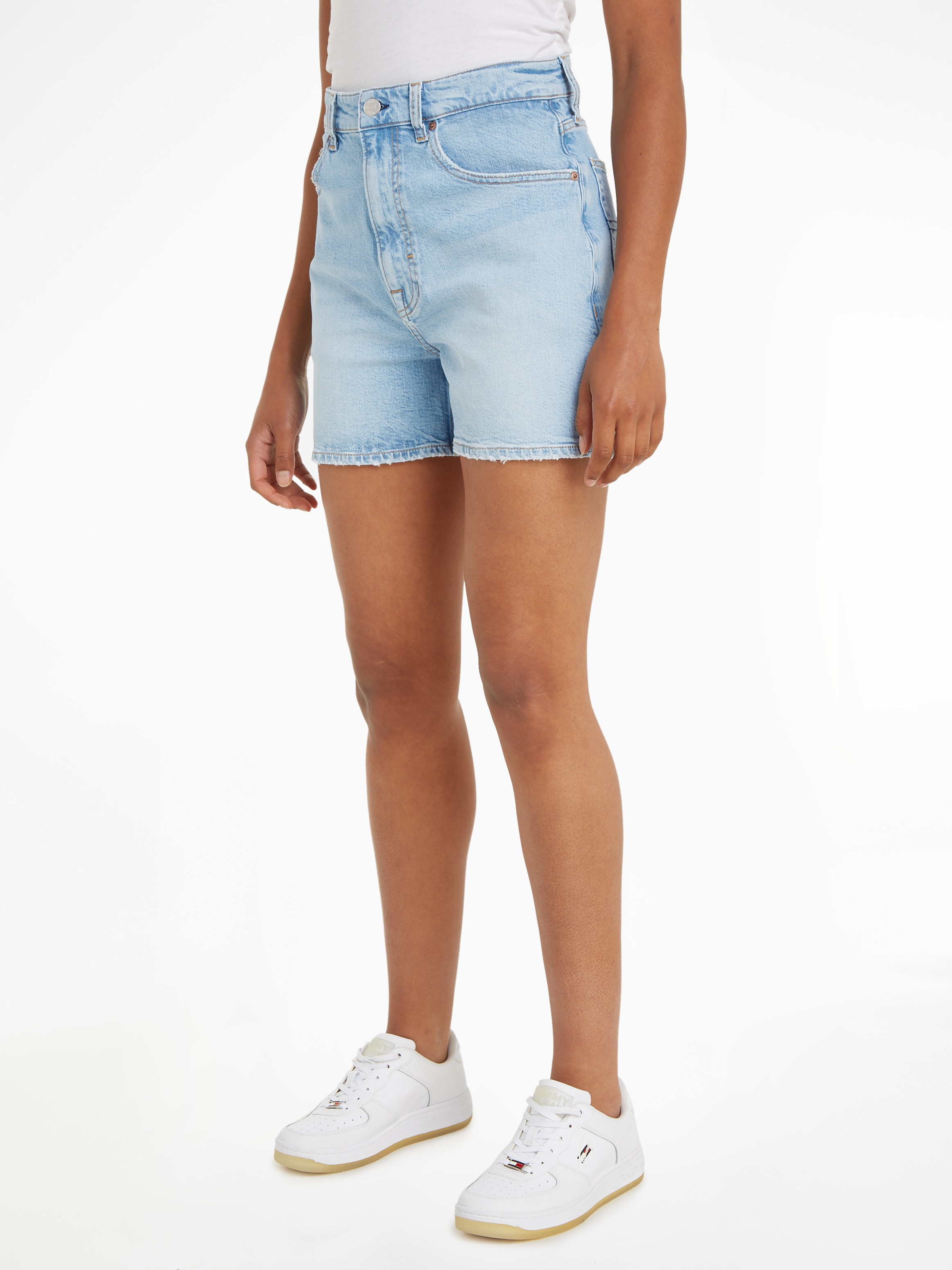 Shorts »MOM UH SHORT BH0113«, mit Tommy Jeans Logo-Badge & Flag