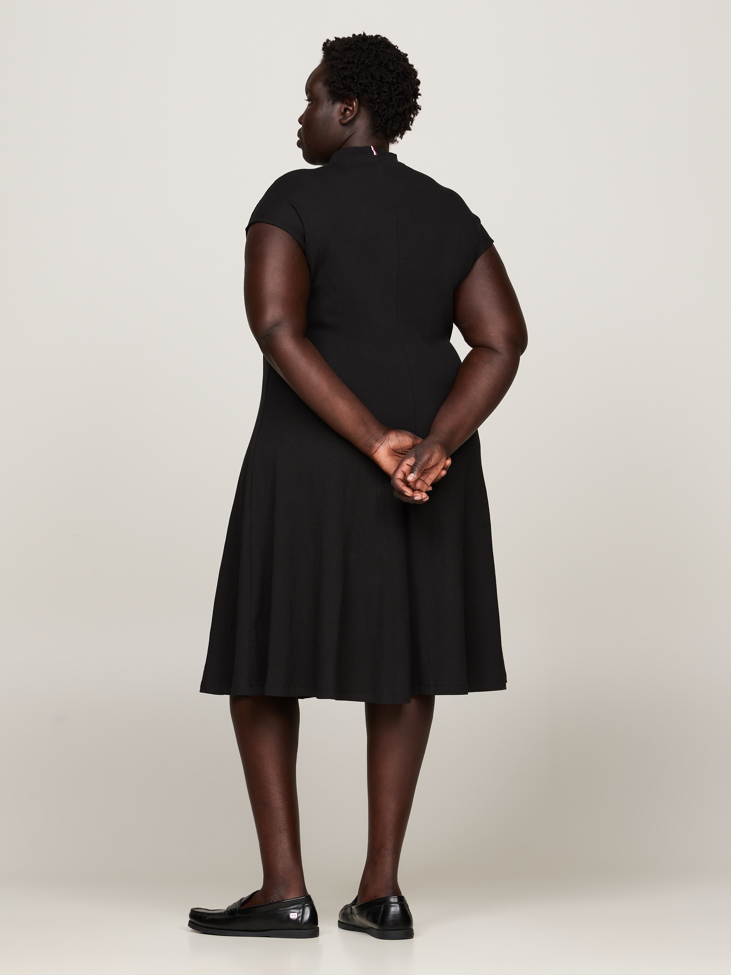 Tommy Hilfiger Curve Midikleid »CRV 5x2 RIB MK-NK MIDI DRESS NS«, in Grossen Grössen, Rippware, mit Logostickerei am Ärmel