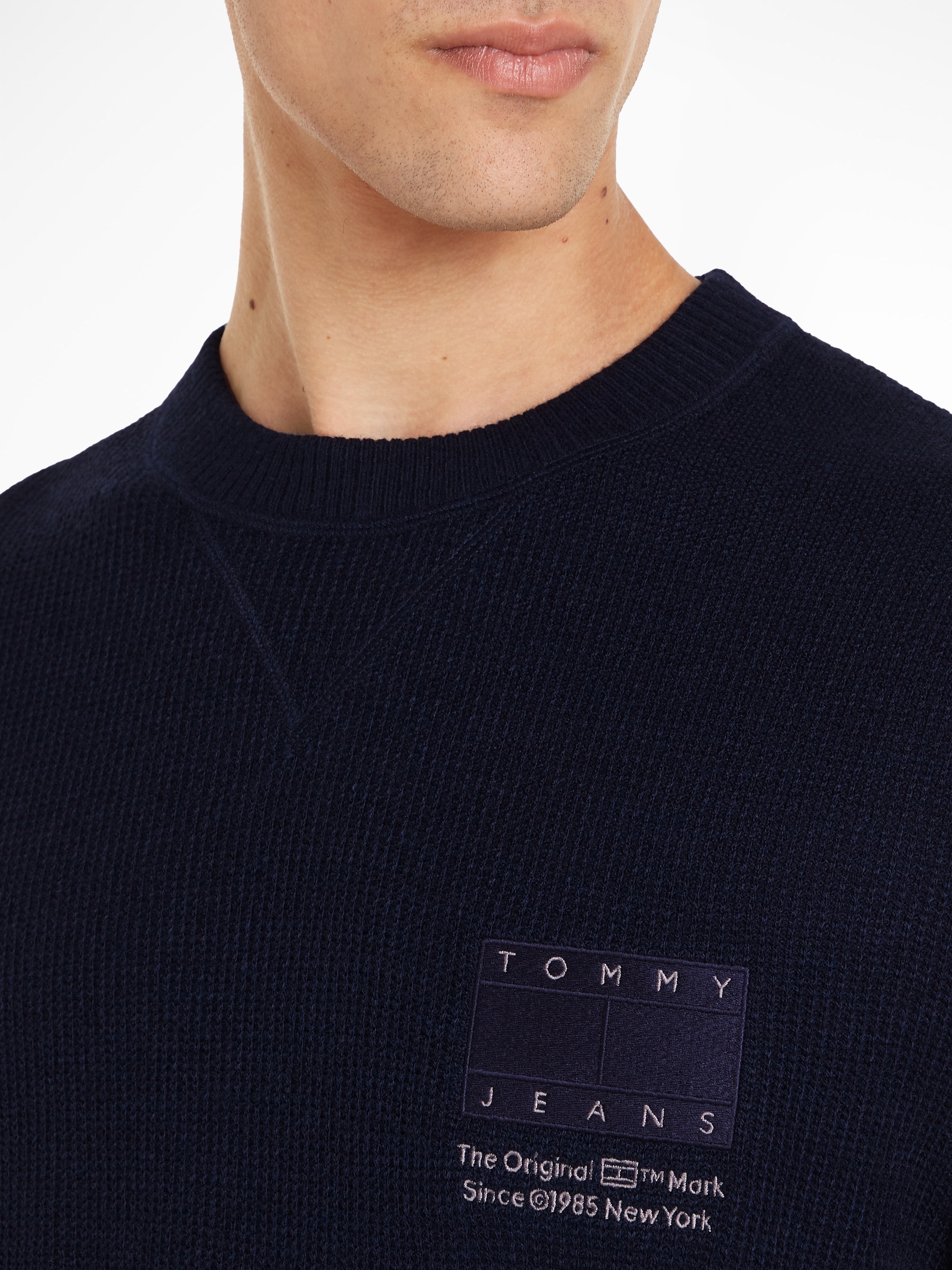 Tommy Jeans Strickpullover »TJM REG STRCT TONAL FLAG SWEATER«, mit Markenlabel auf der Brust