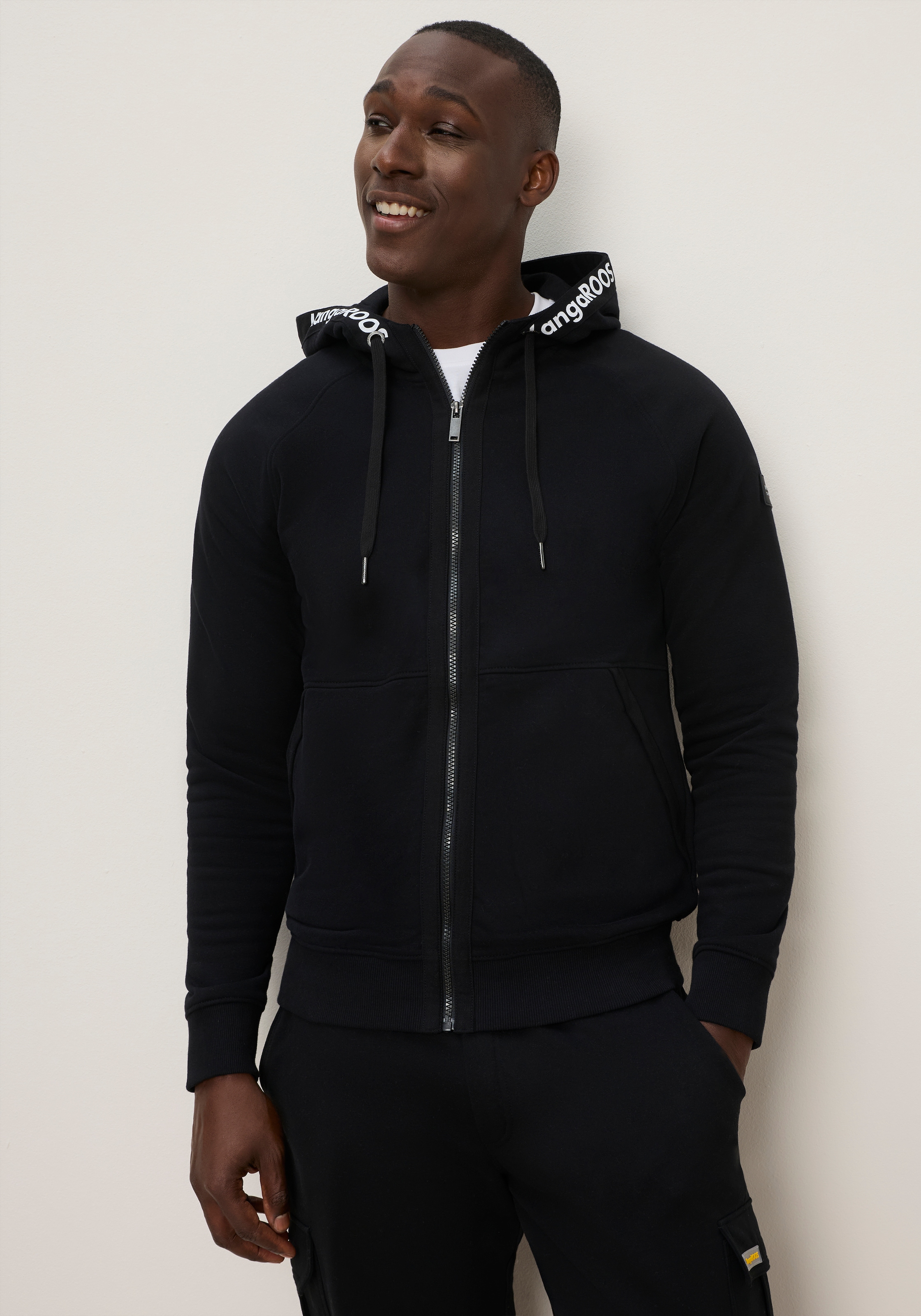 Image of KangaROOS Kapuzensweatjacke schmale Passform, mit Kordelzug an der Kapuze, viele Details