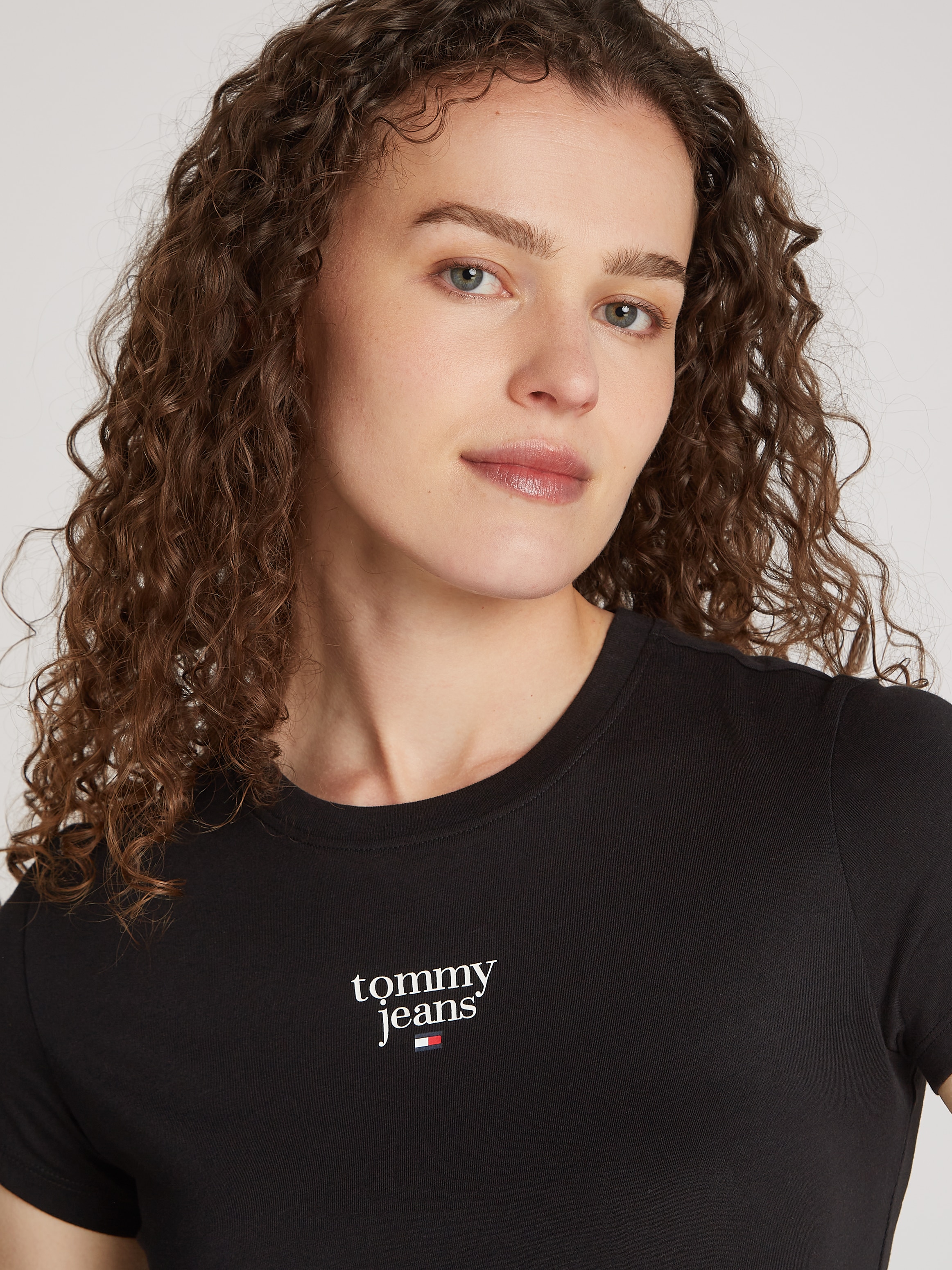 Tommy Jeans Curve T-Shirt »TJW SLIM ESSENTIAL LOGO1 TEE EXT«, in Grossen Grössen mit Logoschriftzug