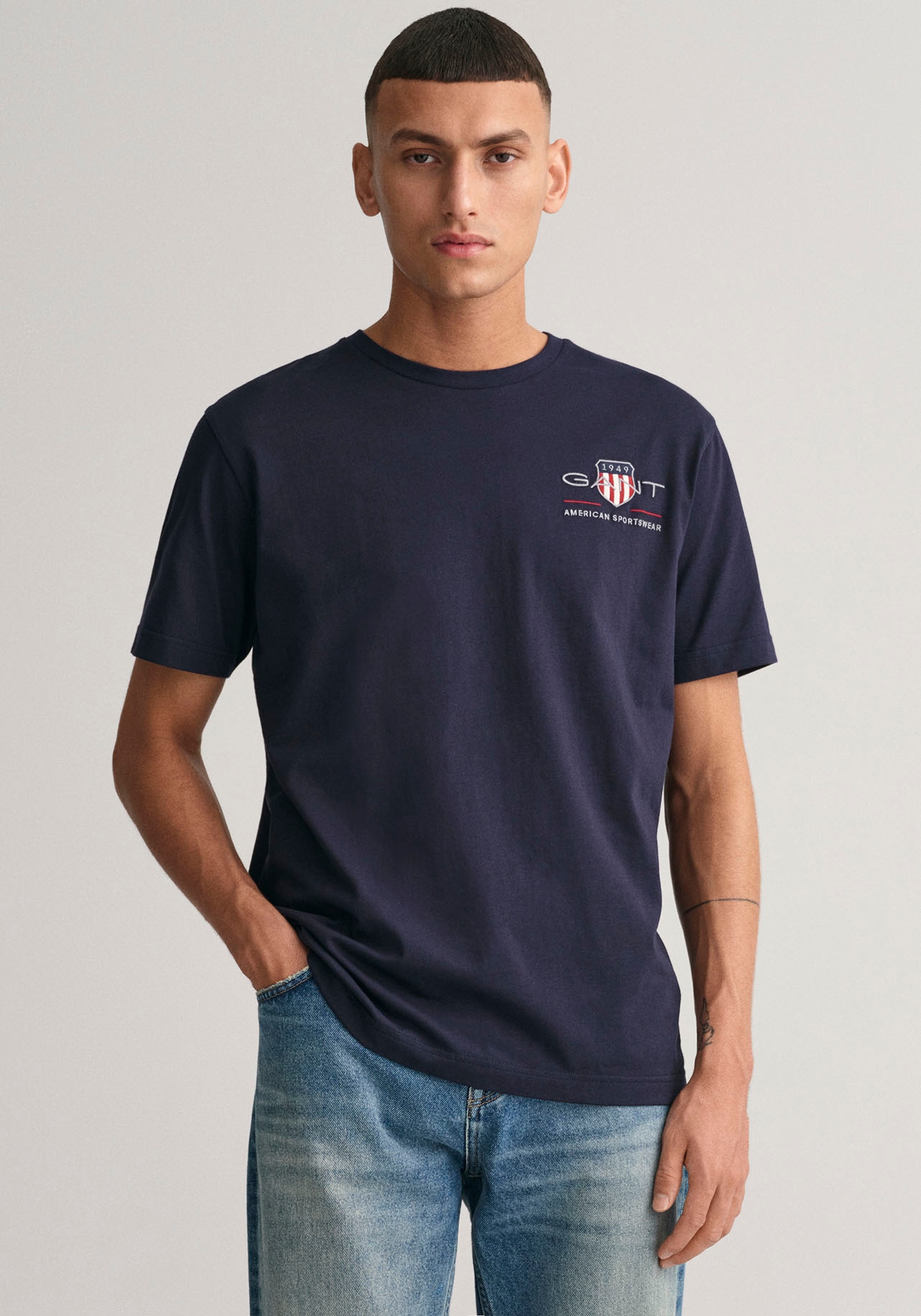 T-Shirt »REG ARCHIVE SHIELD EMB SS T-SHIRT«, von dem Archiv aus den 1980er-Jahren...