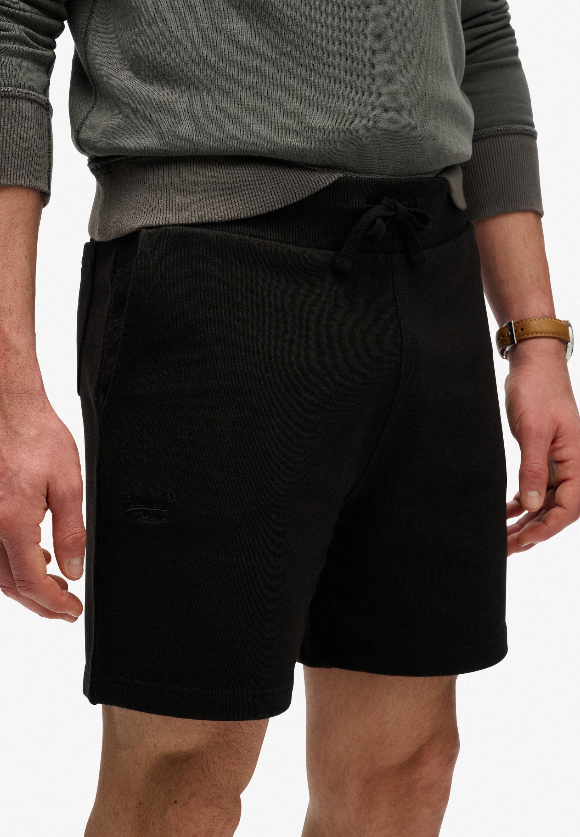 Superdry Sweatshorts »ESSENTIAL LOGO CLASSIC SHORT«  coupe décontractée, avec élastique, longueur genoux, uni