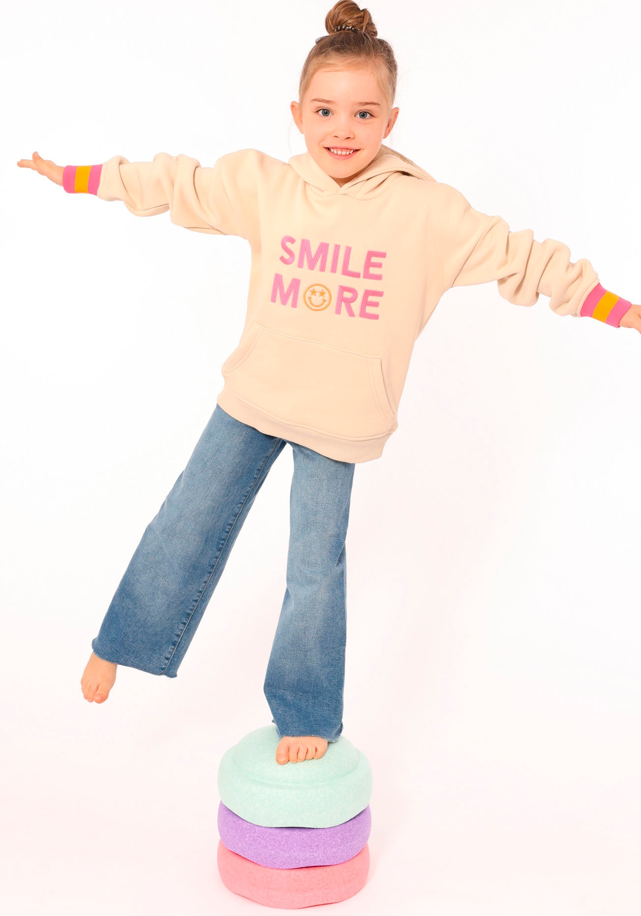 Zwillingsherz Hoodie »"Jovanna" Kids«, mit "Smile More"-Aufstick und neonfarbenen Armbündchen