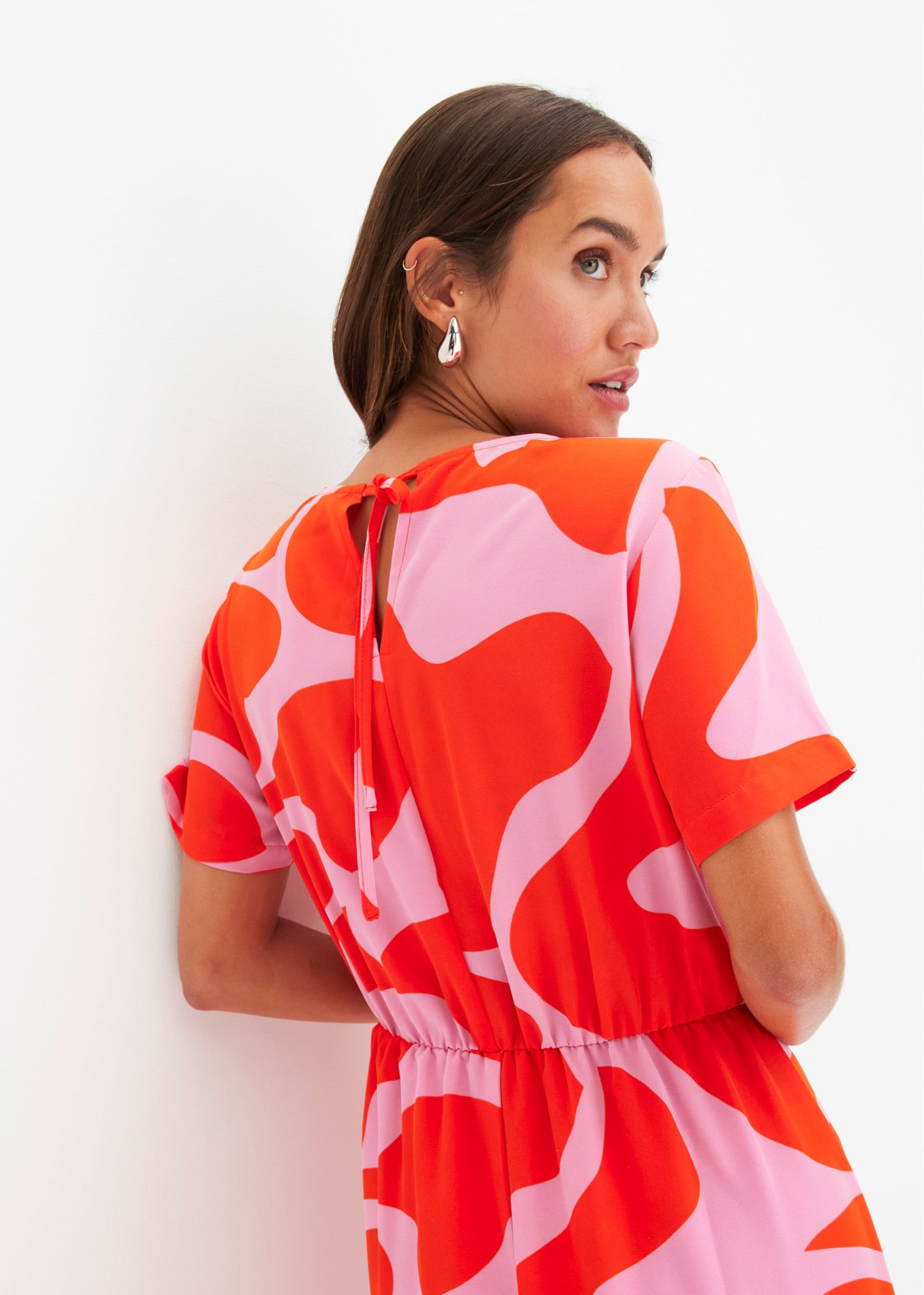 bonprix Midikleid mit modischem graphischem Print, ausgestellter Rock, Halbarm-Design
