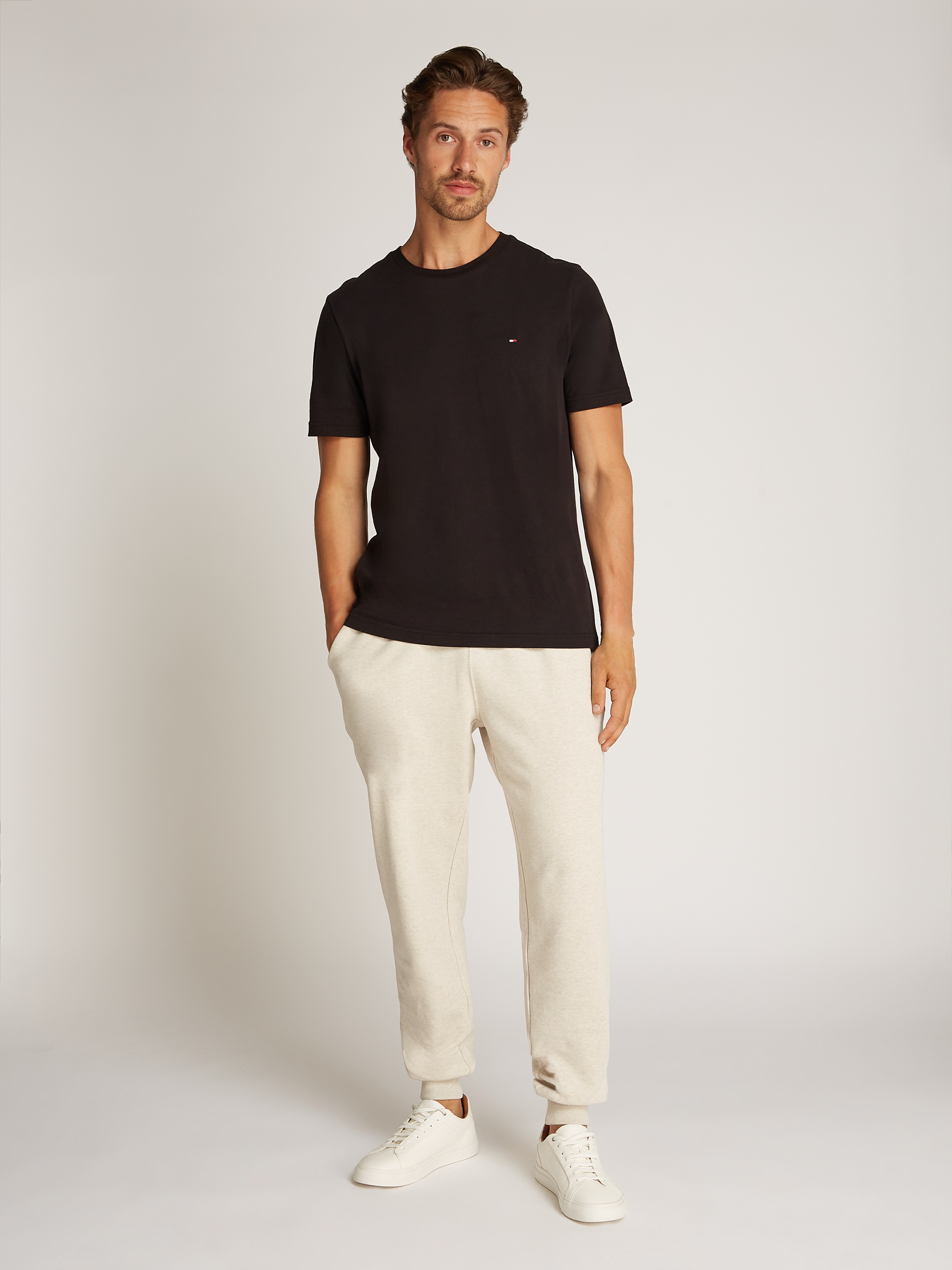 Tommy Hilfiger T-Shirt »ESSENTIAL REG FIT SOLID TEE mit Stickerei und Rundhals«, unifarben, casual, regular fit, Baumwolle, Rundhals