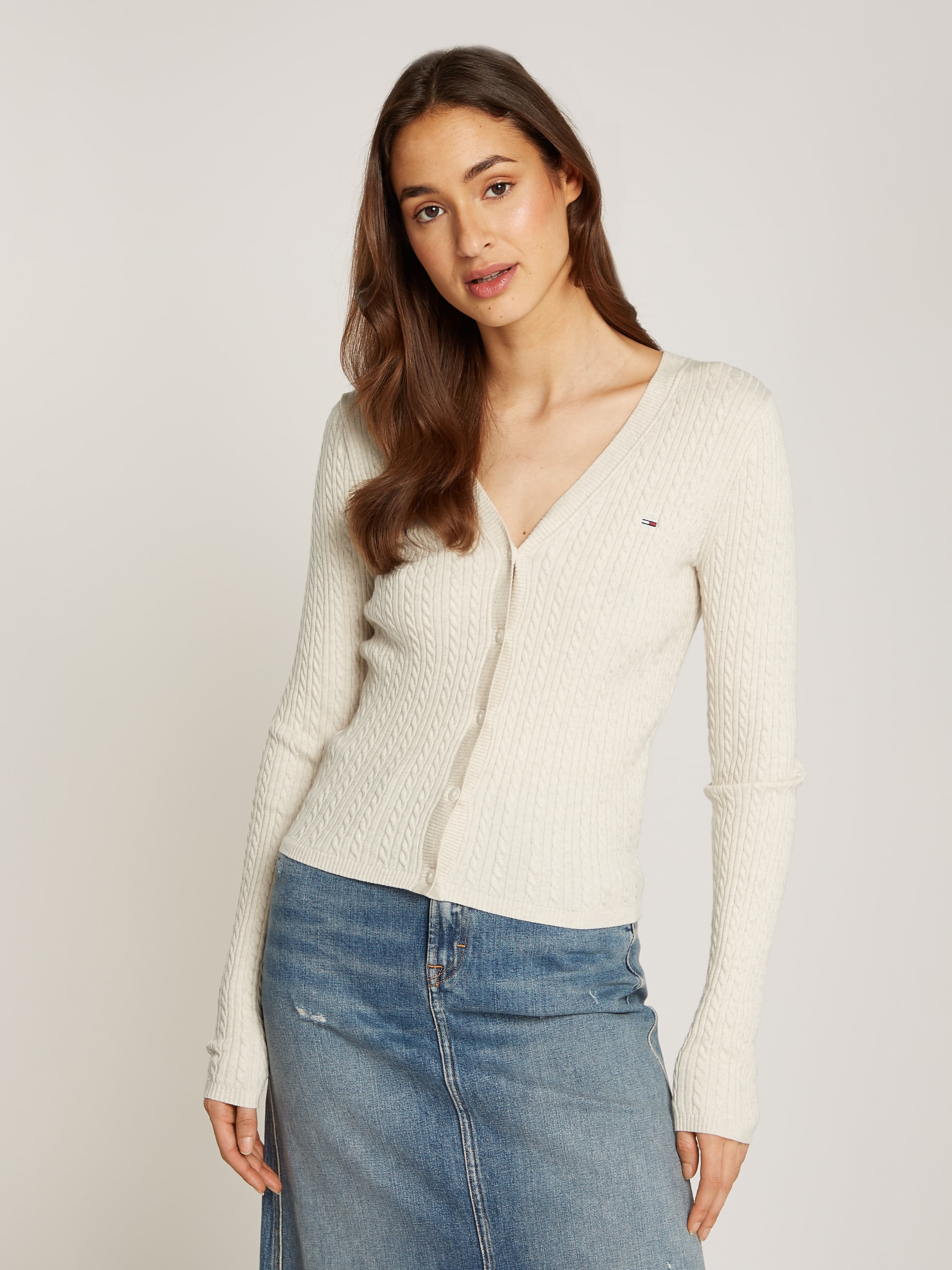 Tommy Jeans Strickjacke »TJW CABLE ESSENTIAL CARDIGAN«, mit Zopfmuster, Logostickerei