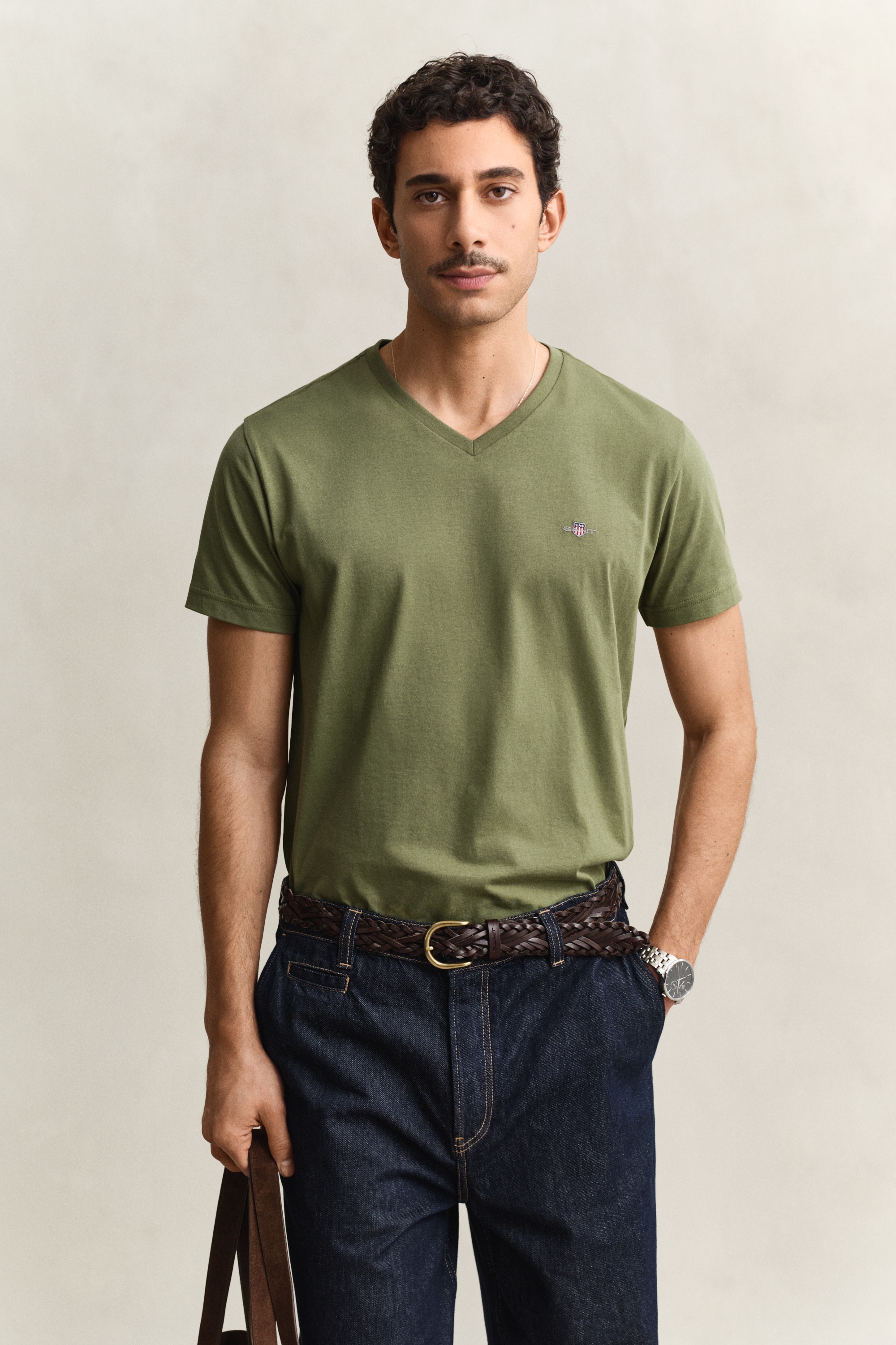 Image of Gant T-Shirt "SLIM SHIELD V-NECK T-SHIRT" mit einer kleinen Logostickerei auf der Brust
