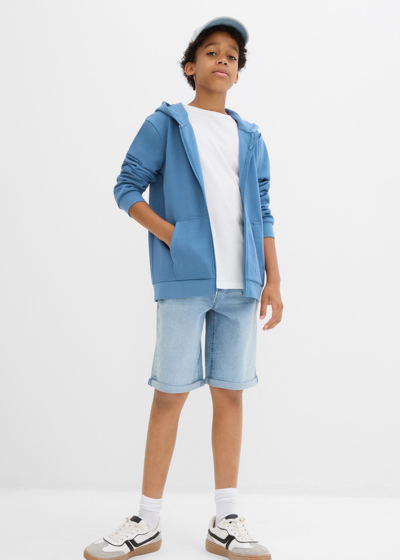 bonprix Kapuzensweatjacke für Jungen, aus Baumwolle und Polyester, bequeme Passform, mit Kapuze