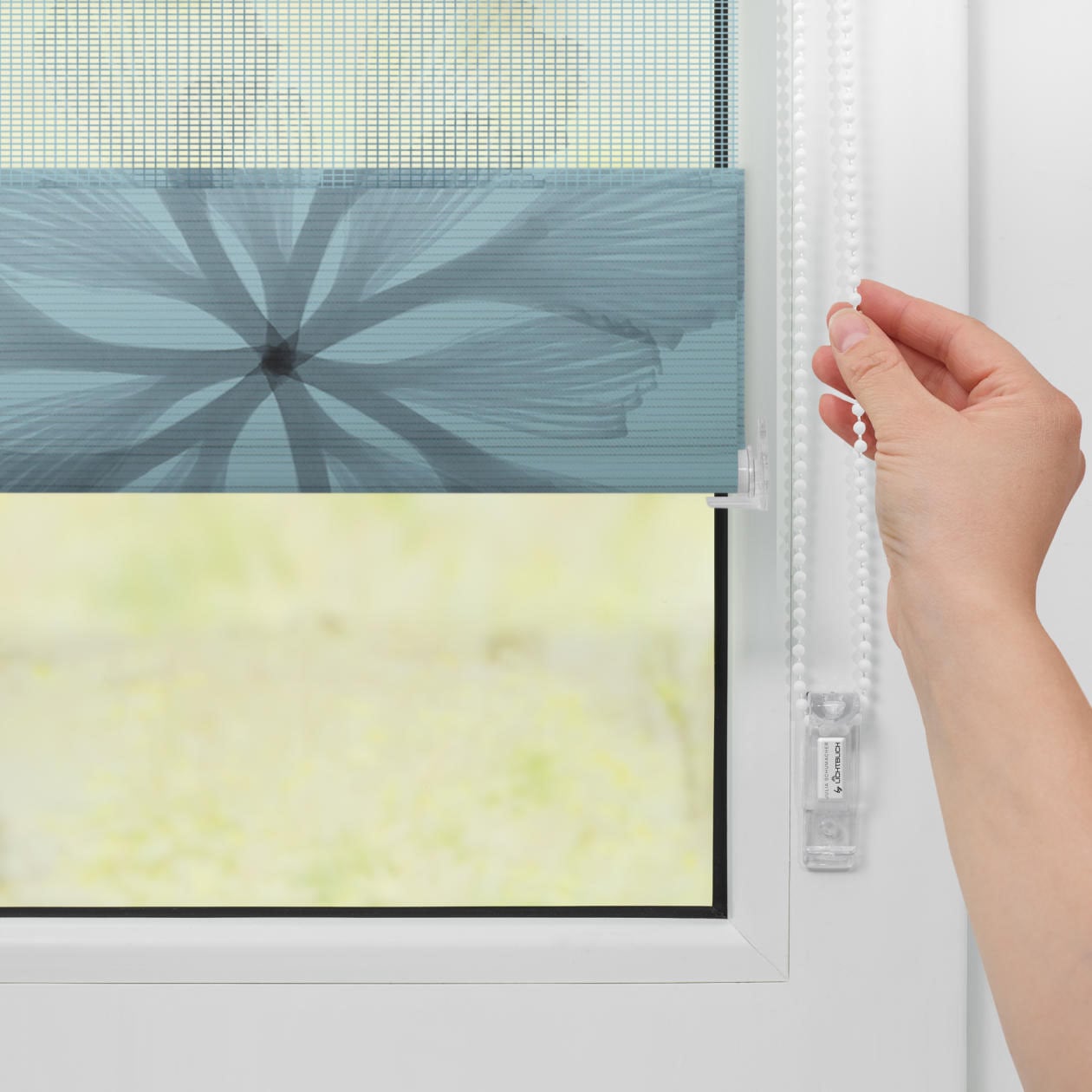 LICHTBLICK ORIGINAL Doppelrollo »Duo Rollo Klemmfix, ohne Bohren, blickdicht, Aqua Floral - Blau«, halbtransparent, freihängend, Verdunkelung, energiesparend, Basic, monochrom, gewebt, Dim Out, verschiedene Grössen, Breite 145 cm, Thermo