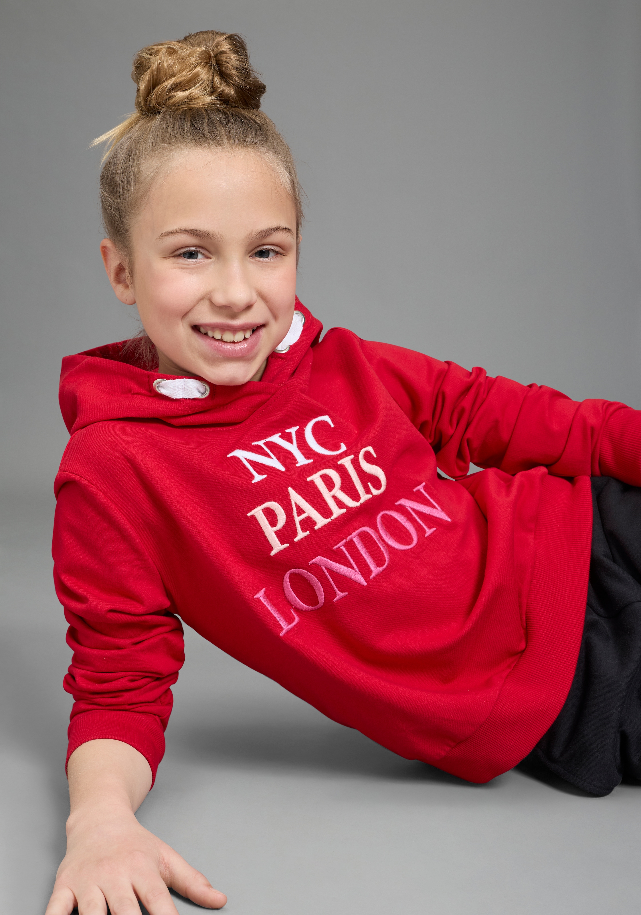 KIDSWORLD Sweat à capuche »NYC Paris London - Stickerei«, Langarm,  gerade Passform,  bedruckt,  Kapuze,  aus Baumwolle

