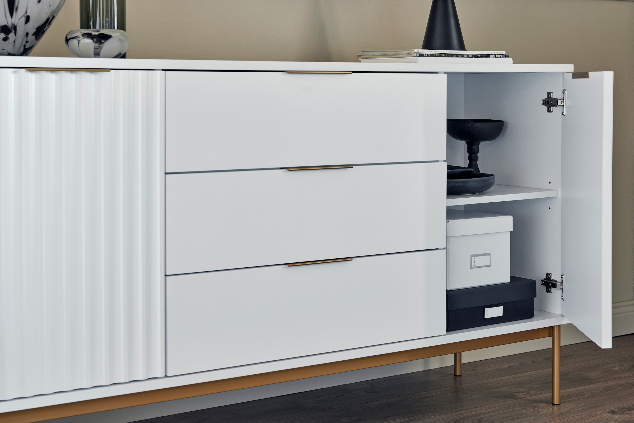 Jahnke Sideboard »CARVE SB 150« 1 Stk. tlg. Sideboard, raffiniertes Design, edler Gold-Look, Breite 150 cm