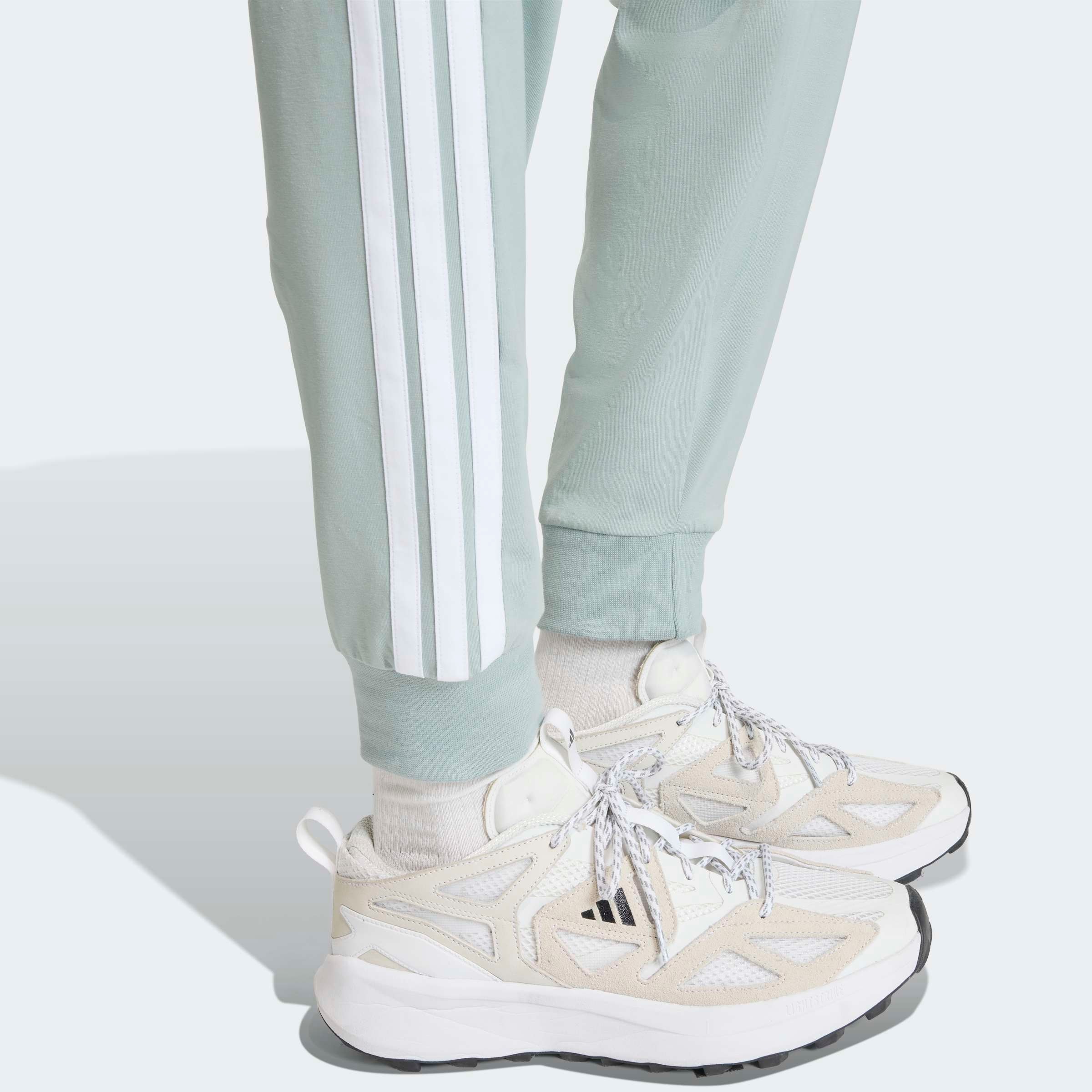 adidas Sportswear Pantalon de sport »ESSENTIALS 3-STREIFEN«  Lässig geschnitten, hoher Bund, schmal zulaufende Beinform