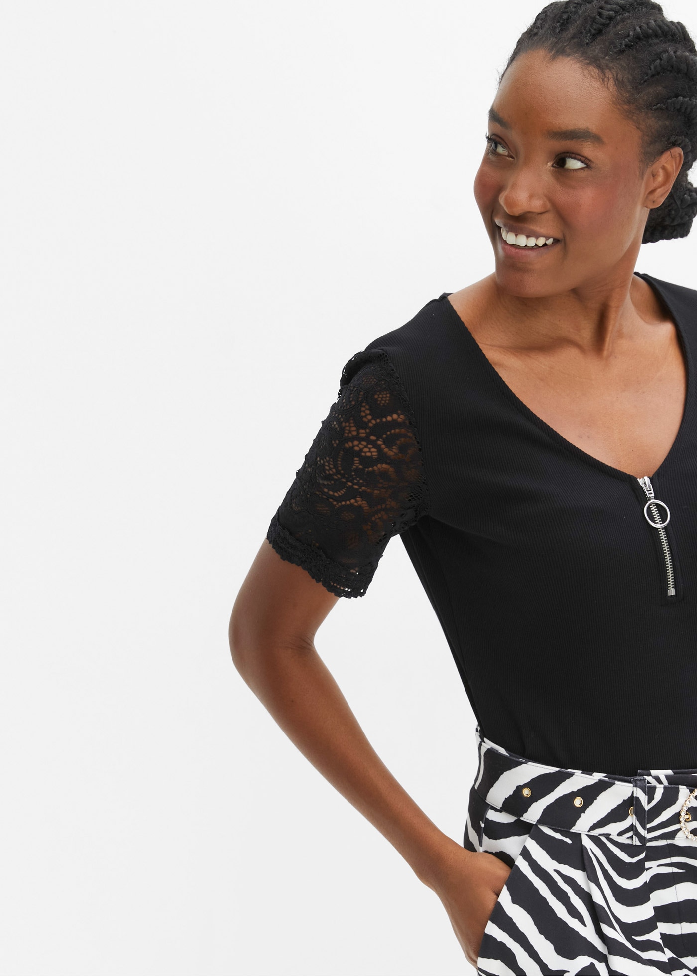 bonprix T-shirt eng anliegende Passform, Kurzarm-Design, für vielseitige Anlässe