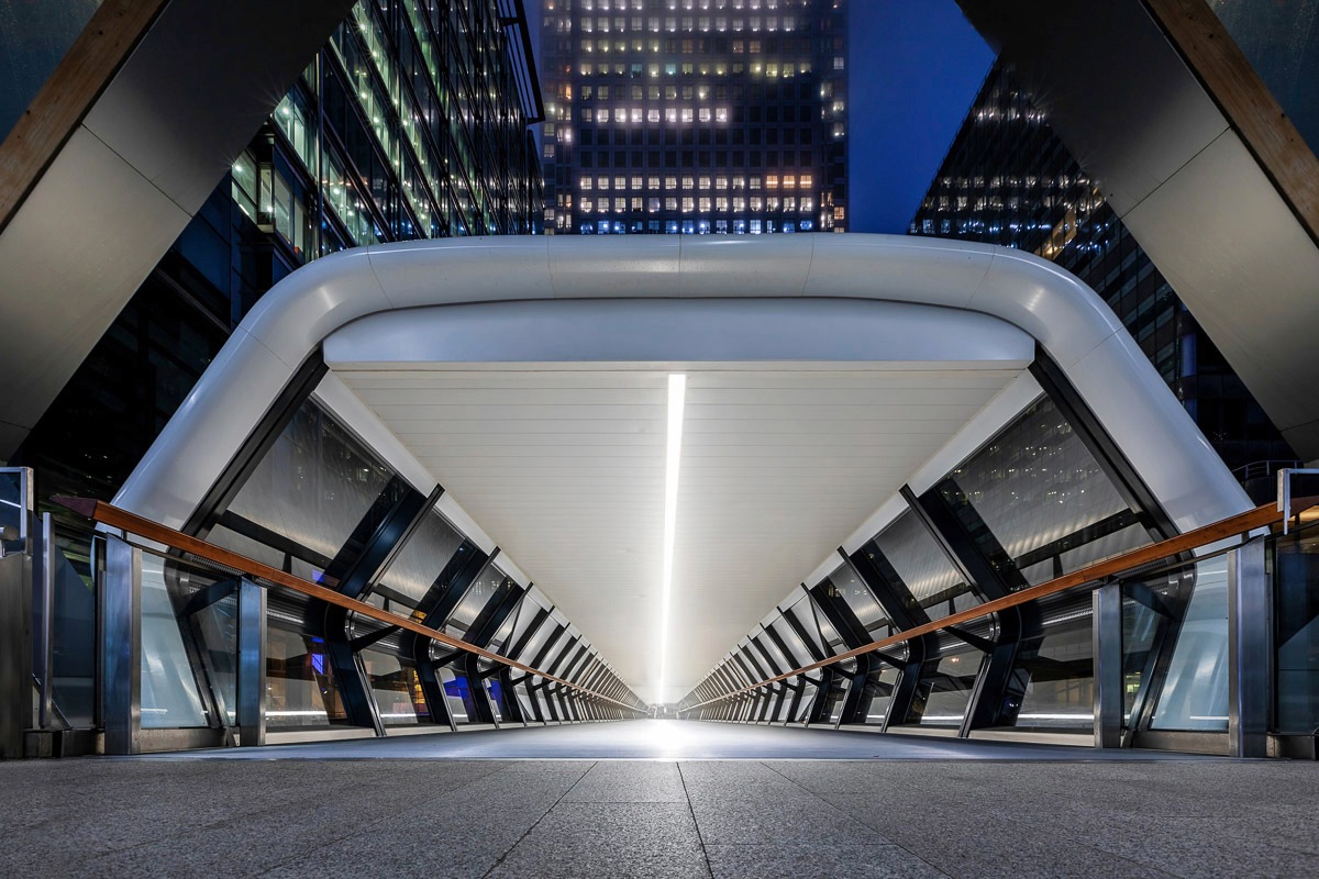 Image of Papermoon Fototapete »Futuristischer Gang«, Vliestapete, hochwertiger Digitaldruck, inklusive Kleister bei Ackermann Versand Schweiz