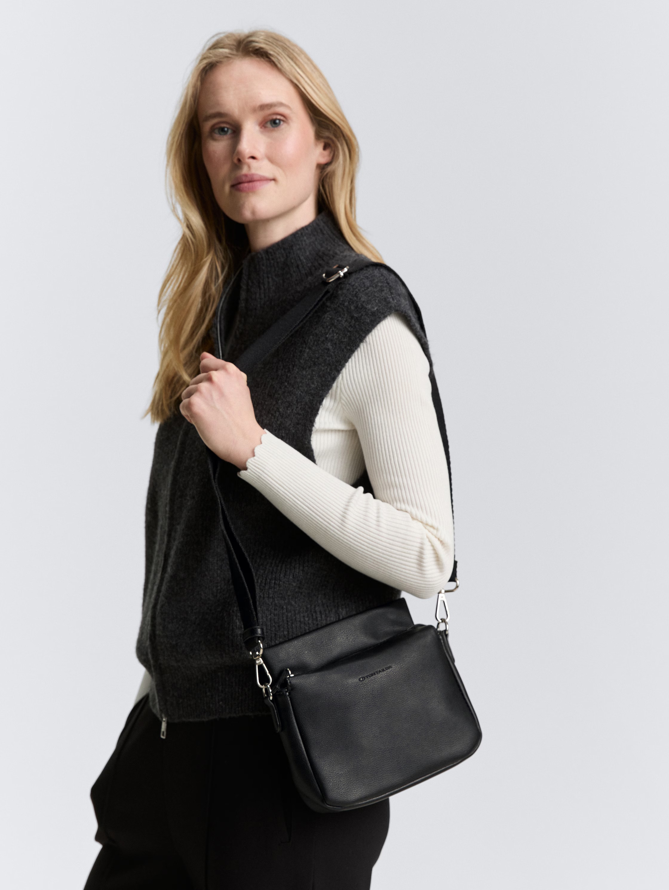 TOM TAILOR Sac à bandoulière »Rella« aus fein genarbtem Material mit farblich passendem Gewebeband