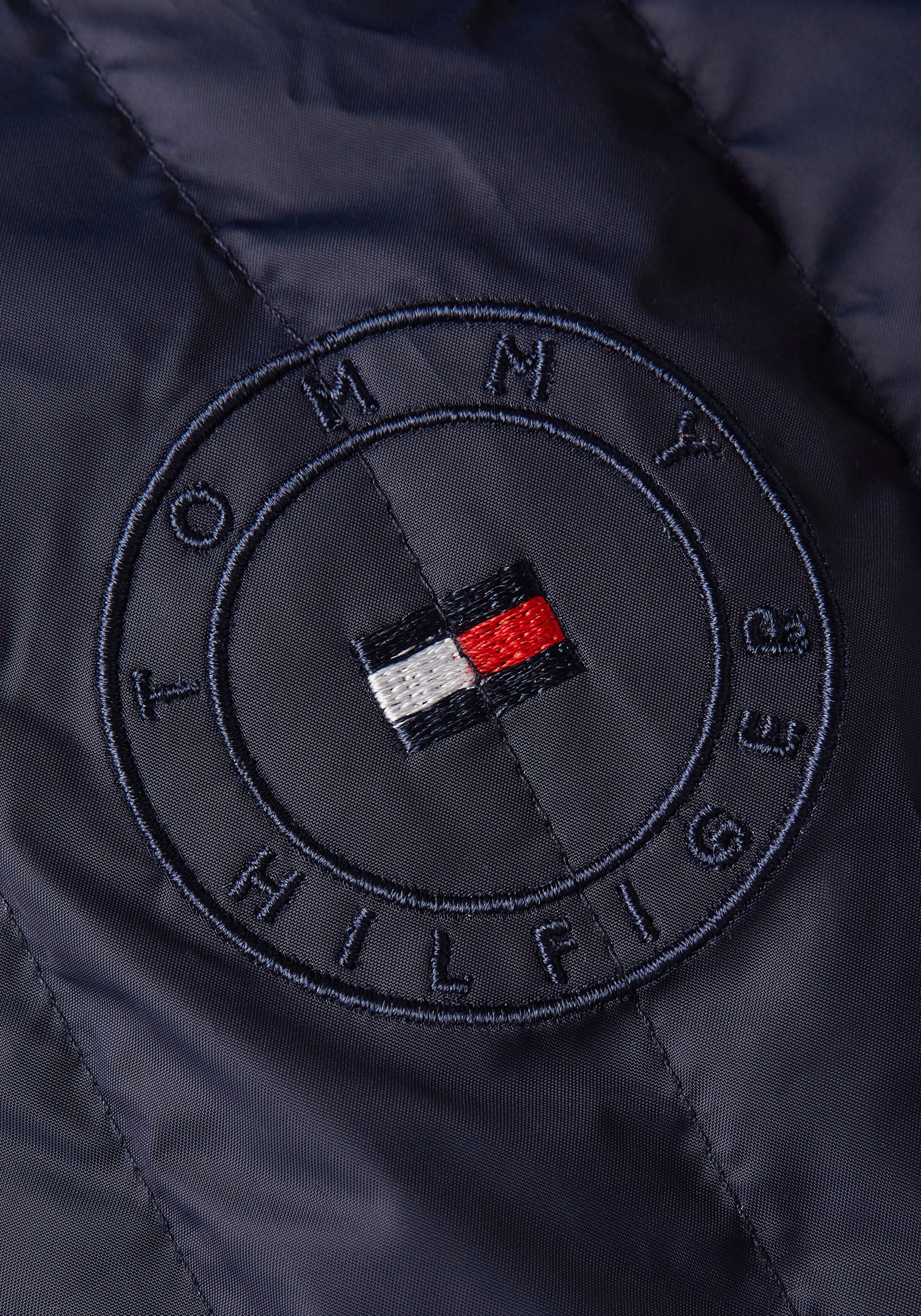 Tommy Hilfiger Daunenjacke »FEMININE LW DOWN JACKET«, mit Kapuze, mit Logostickerei