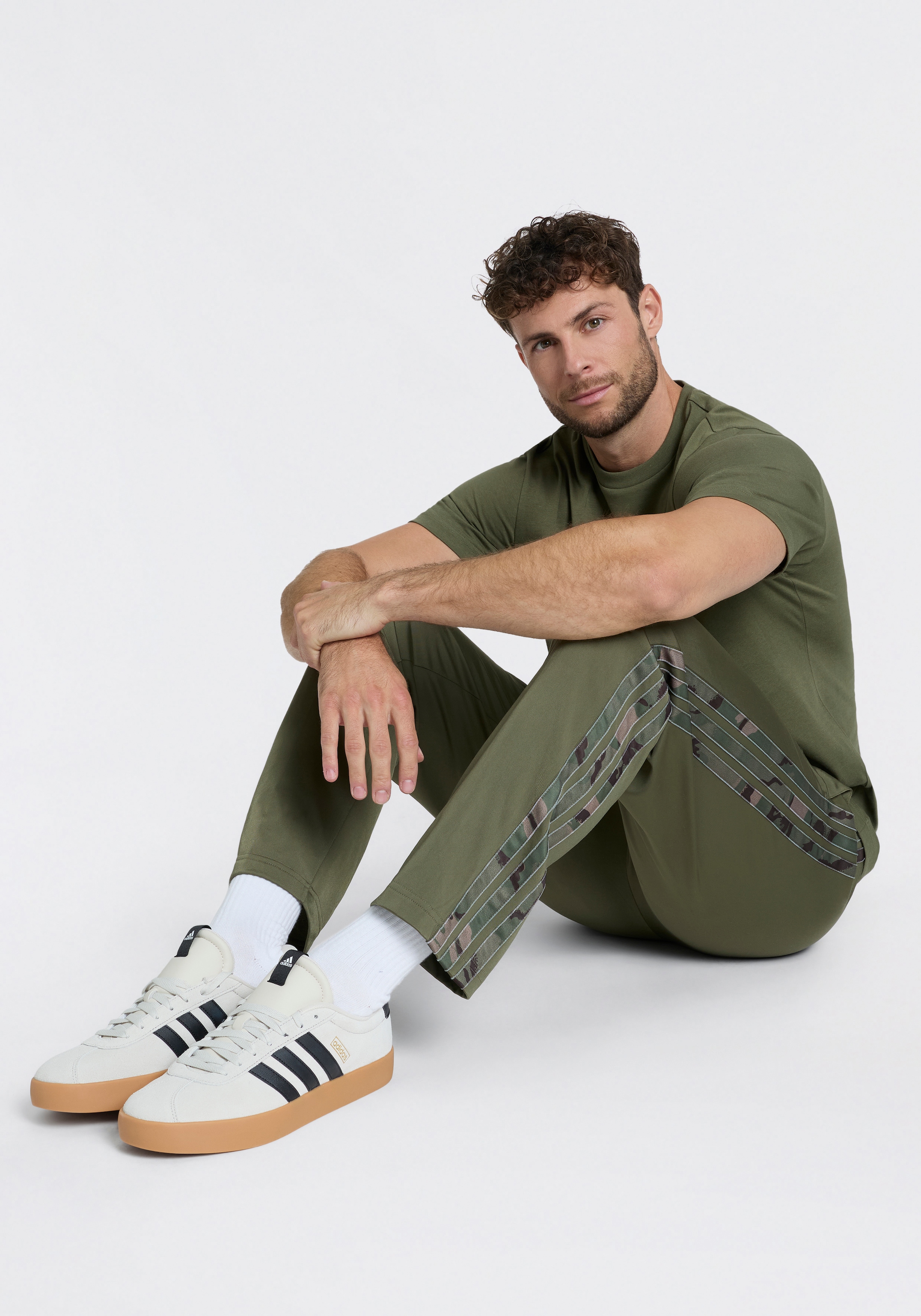 adidas Sportswear T-Shirt »CAMO GRAFIK, KLEINE LOGOSTICKEREI«