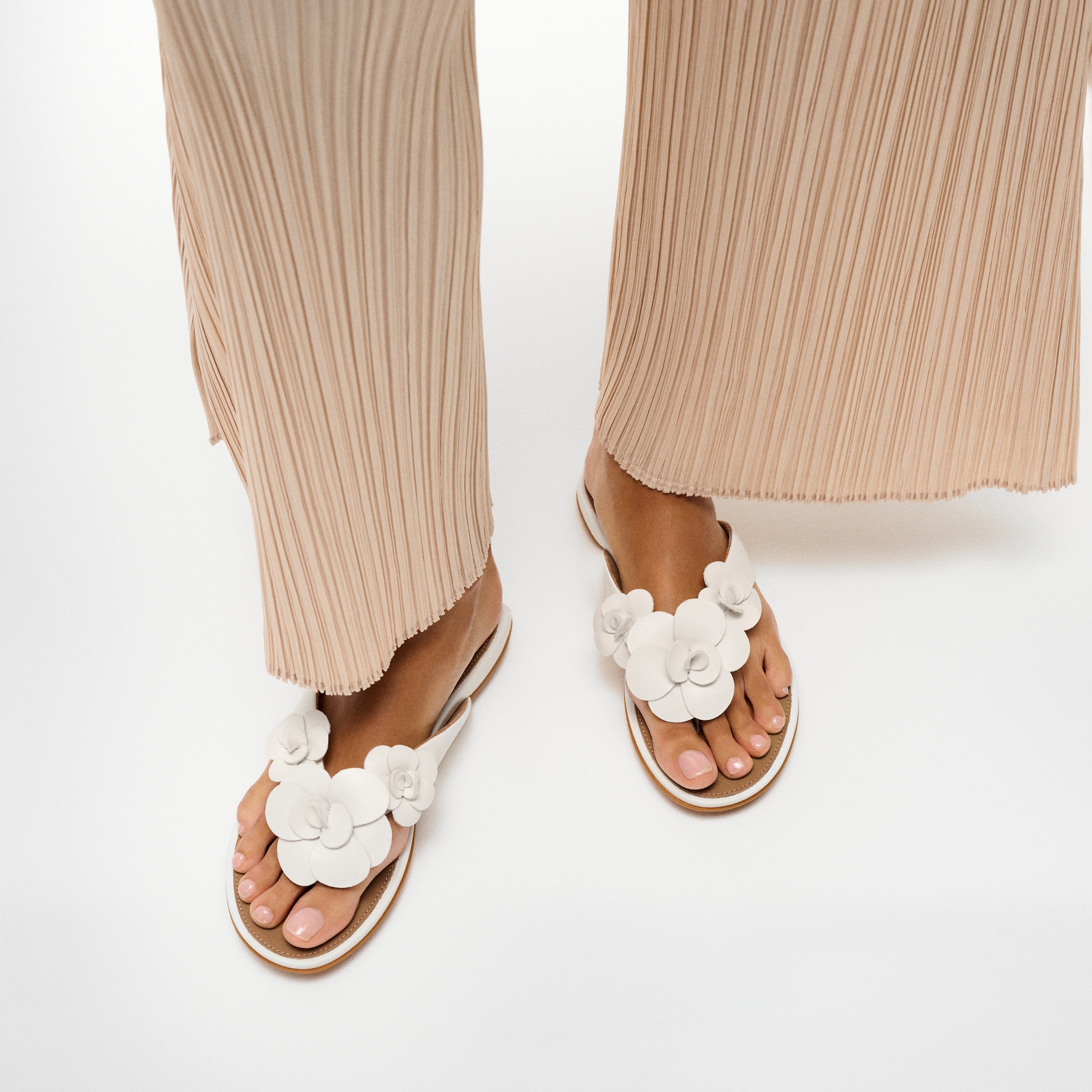 Fitflop Dianette »GRACIE FLOWER LEATHER FLIP-FLOPS«  Tongs séparateurs d'orteils, chaussure d'été avec fleur voyante