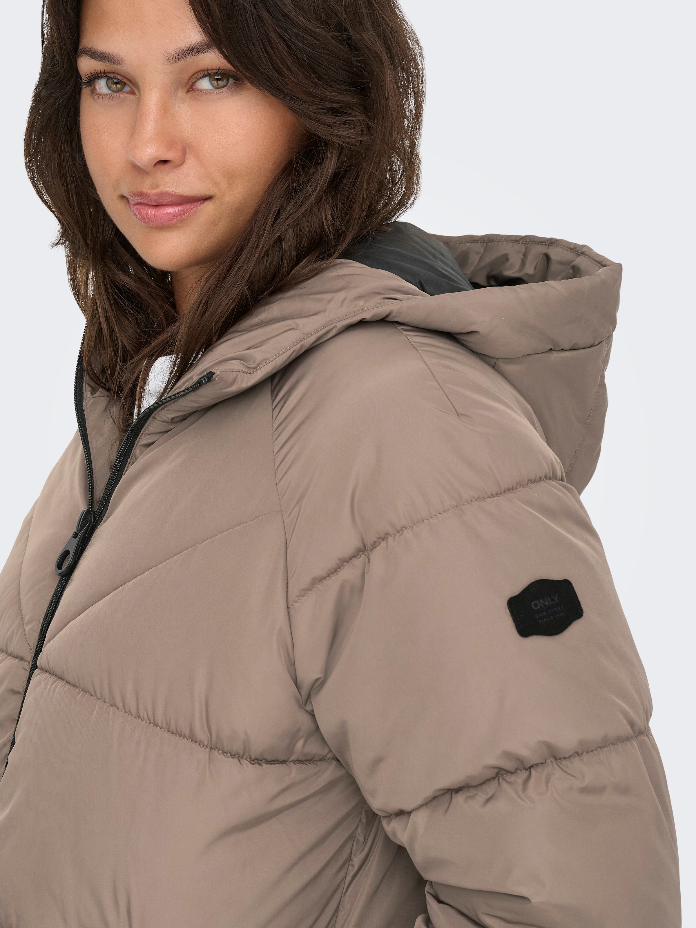 ONLY Manteau matelassé »ONLAMAND – Langer Puffercoat mit 2-Wege-Reissverschluss« lässig geschnitten, modisch, Steppware, Materialmix, hochschliessend