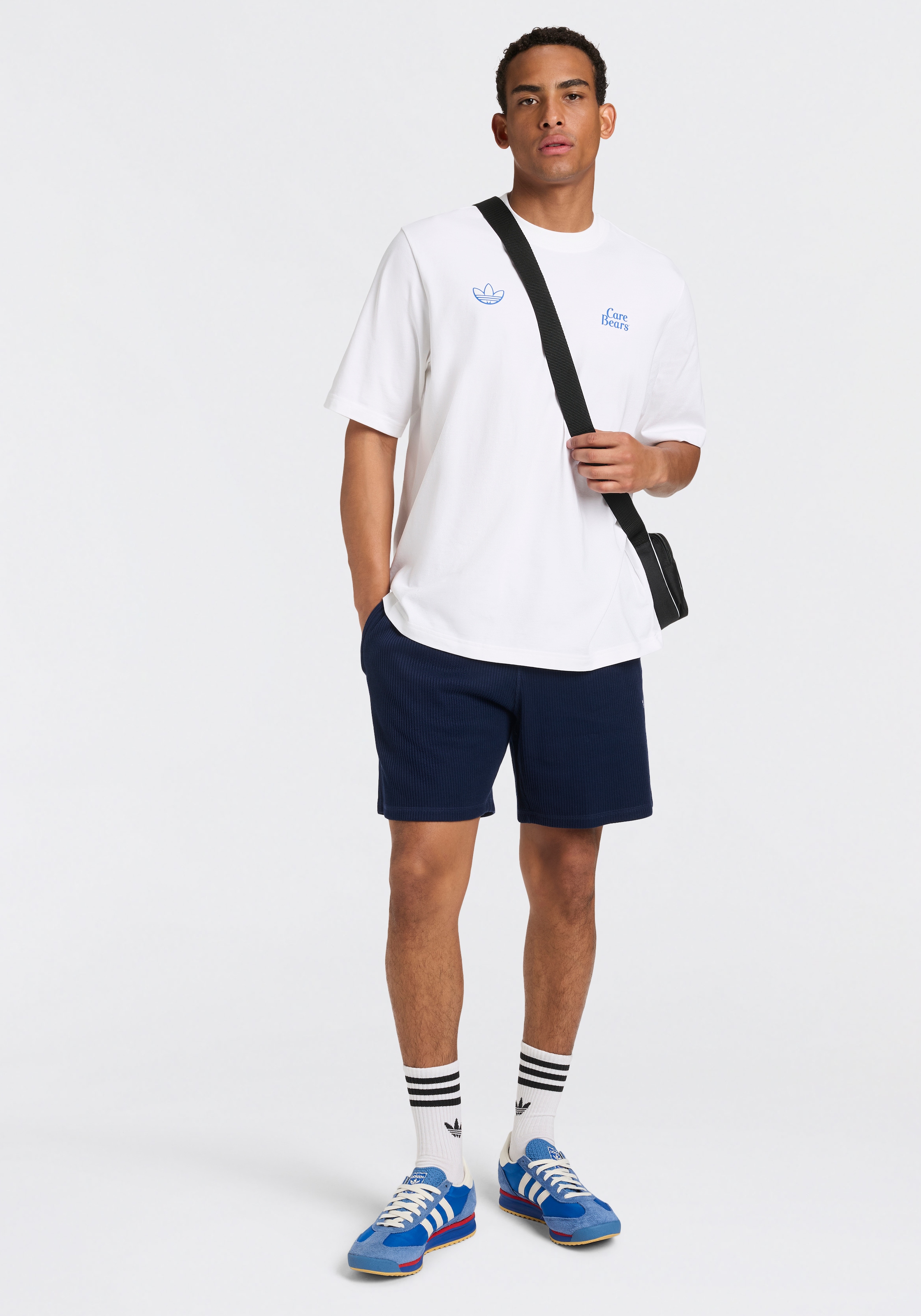 adidas Originals Shorts »ESS W SHO«  sportlicher Stil, lässige Passform, für Erwachsene