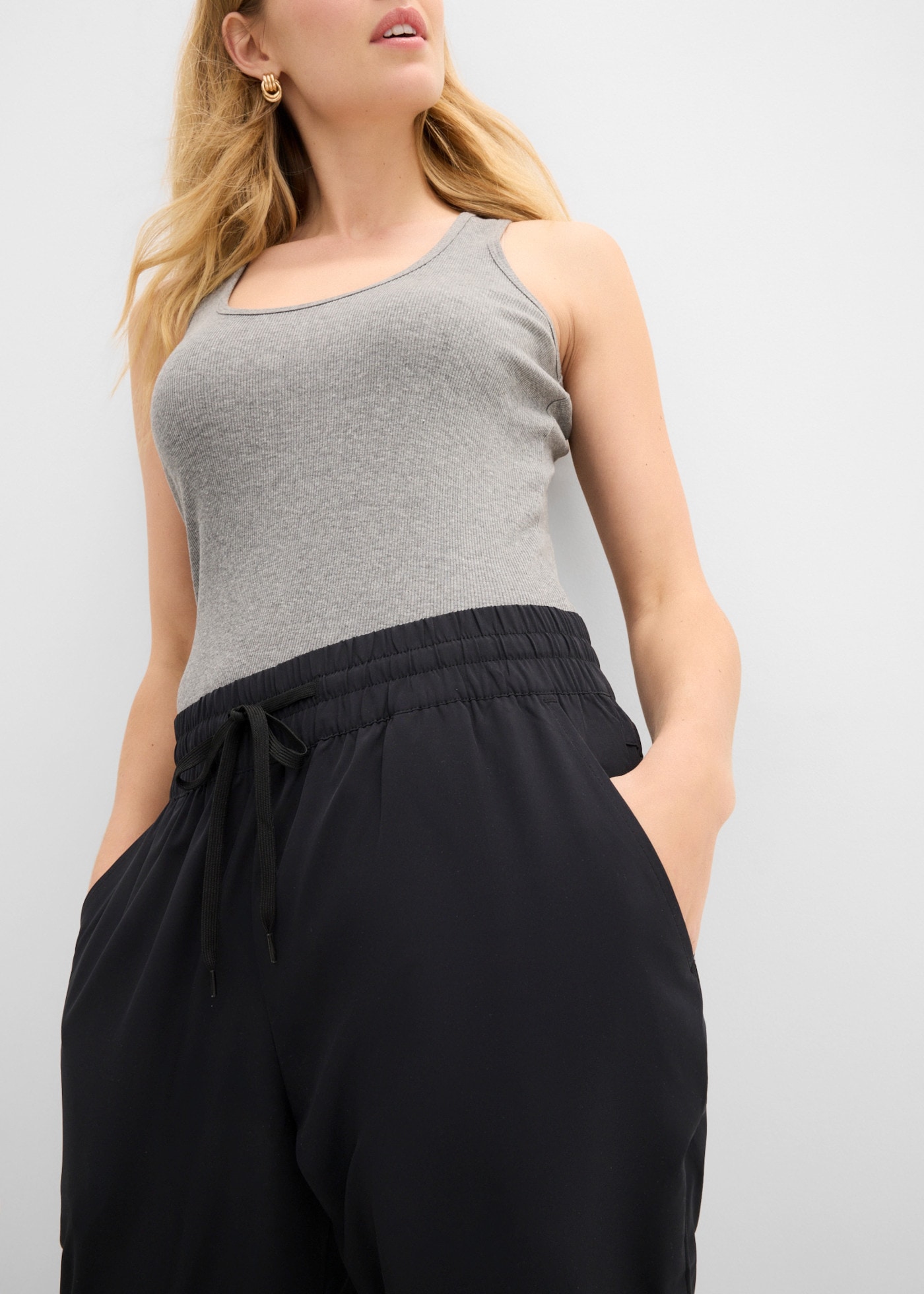 bonprix Funktionshose  in 7/8 länge, Seitenschlitze mit Zipper, Reissverschlusstasche hinten