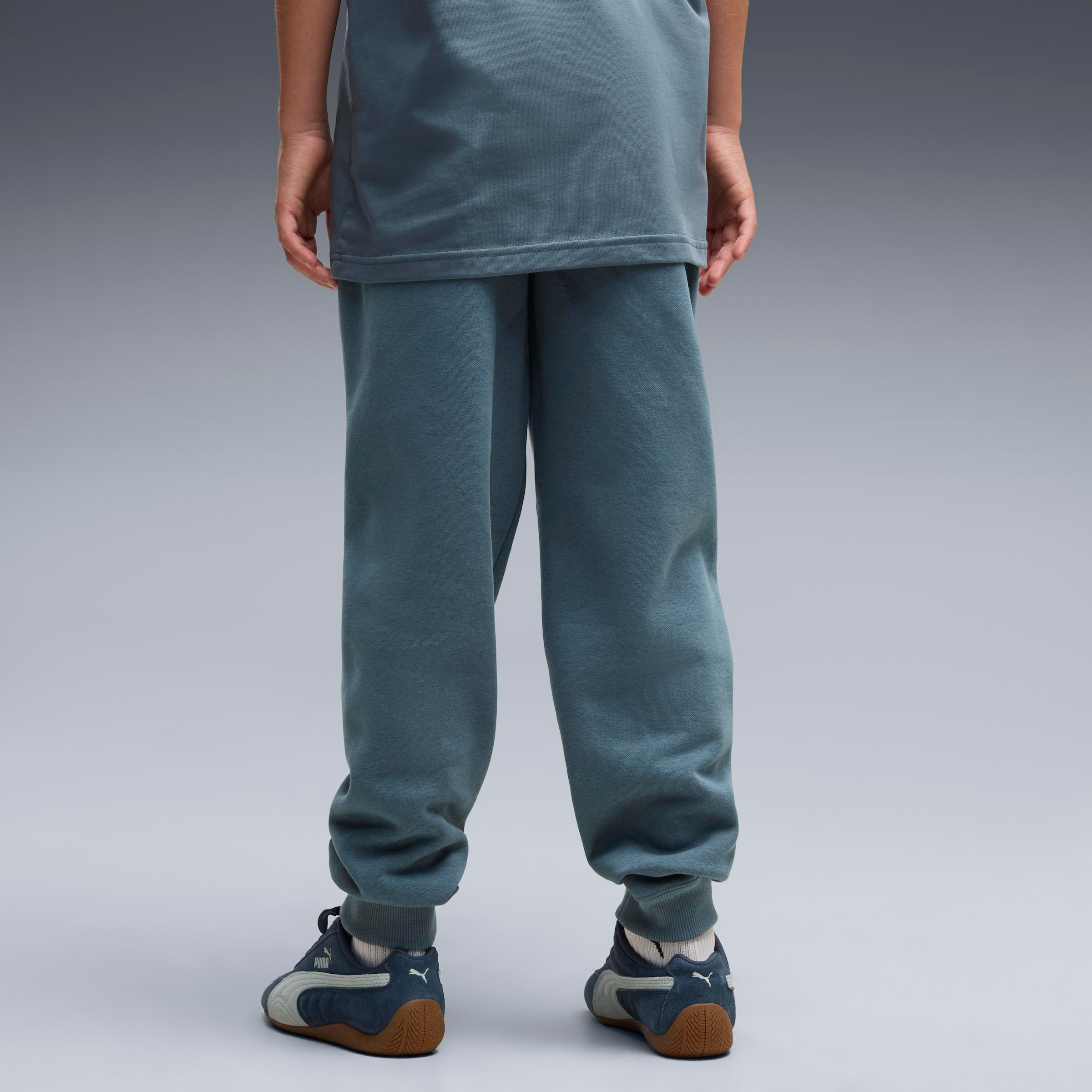 PUMA Pantalon de survêtement »STREET RELAXED SWEATPANTS FL B«  avec poches fendues, en polaire, longueur normale