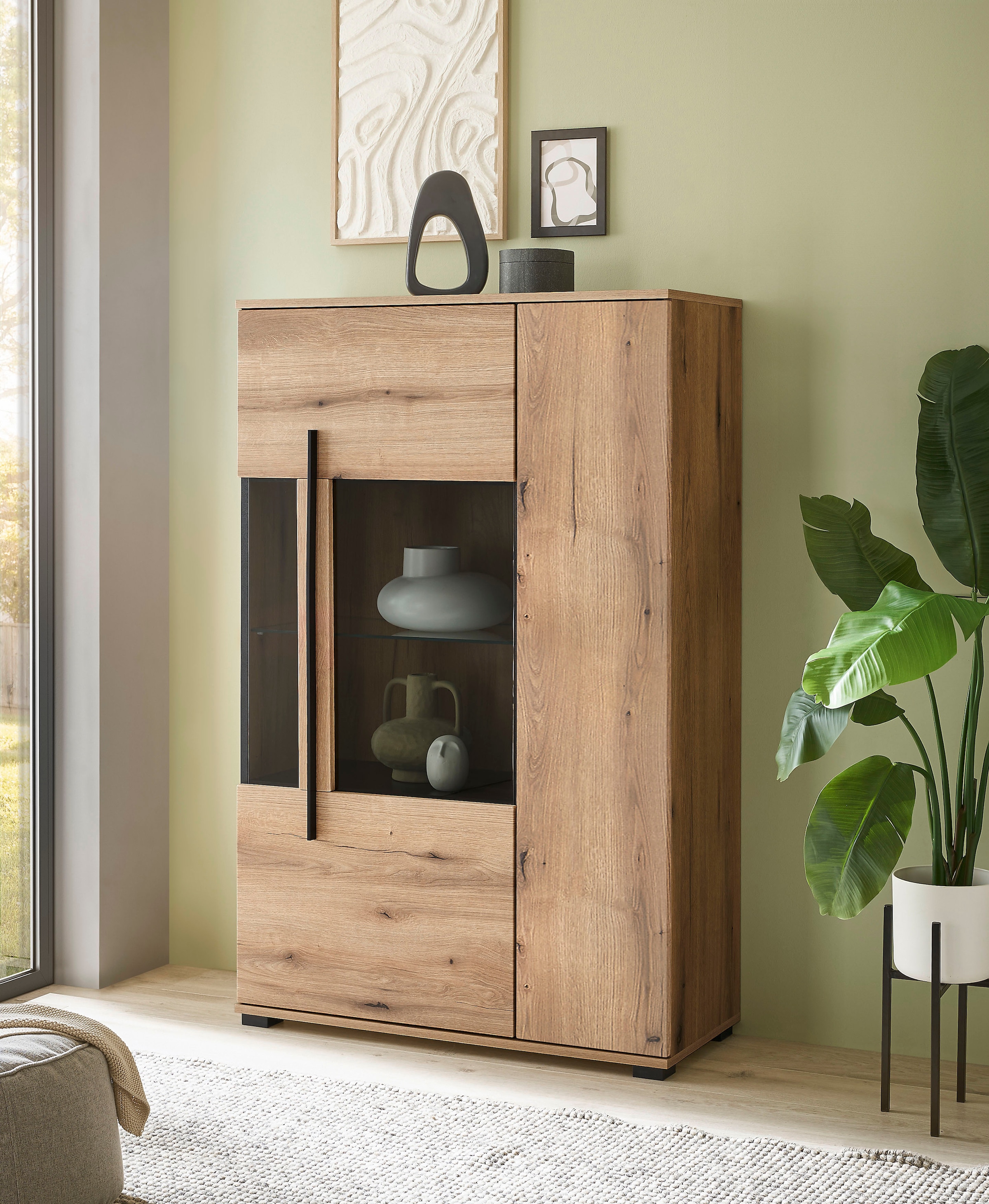 INOSIGN Vitrine »Cantara, Vitrinenschrank in Eiche Evoke oder weiss, Standvitrine«, schwarzer Stangengriff, ausreichend Stauraum, vielseitig einsetzbar