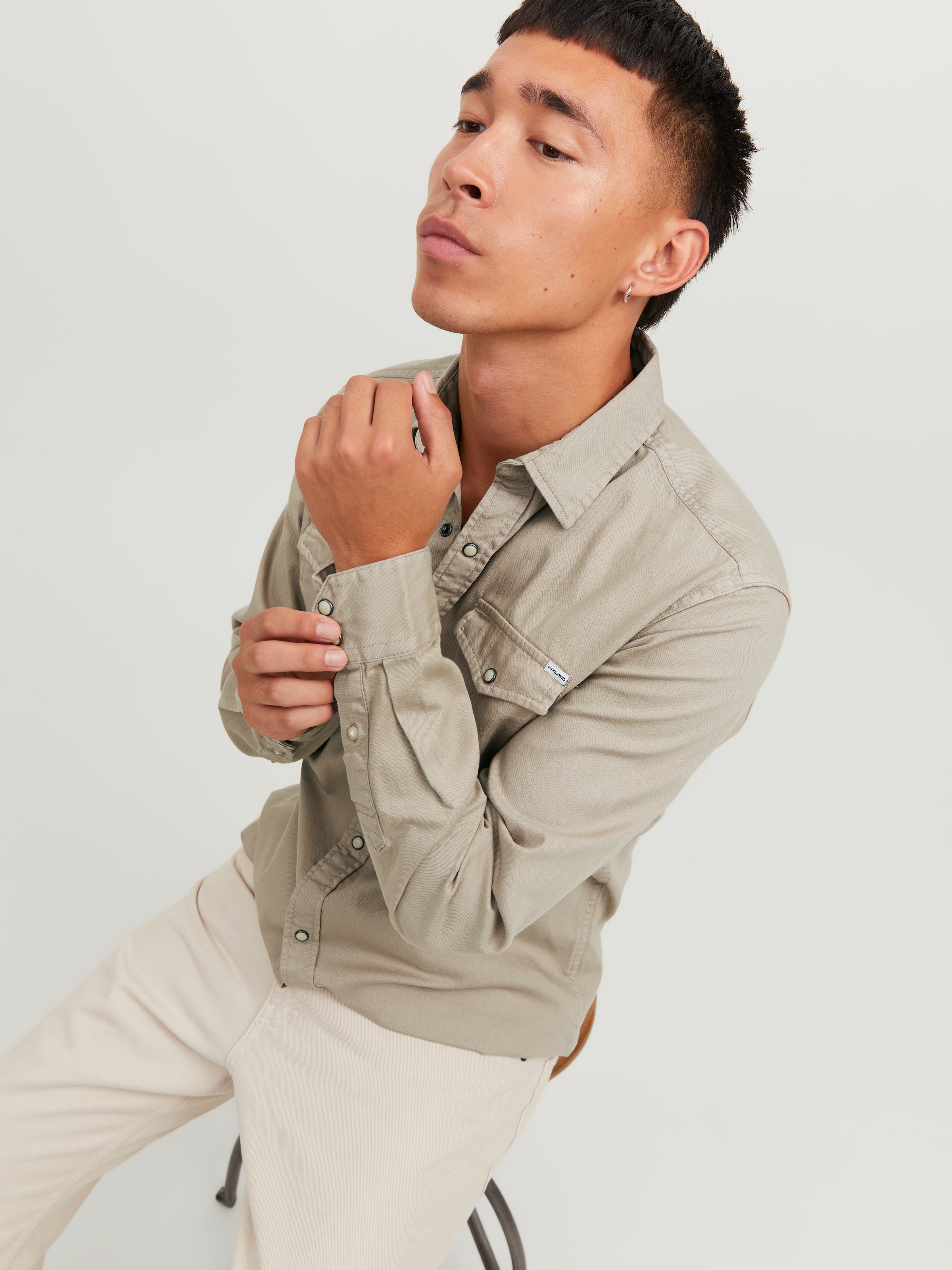 Jack & Jones Jeanshemd »JJESHERIDAN im Workwear-Stil mit robuster Baumwollqualität«, unifarben, modisch, slim fit, Baumwolle, Hemdkragen
