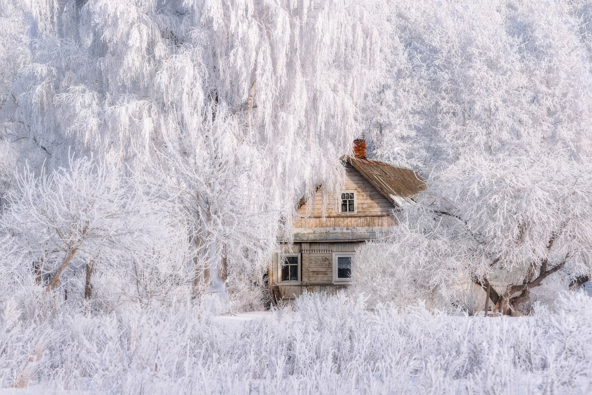 Image of Papermoon Fototapete "Haus in Schneelandschaft"