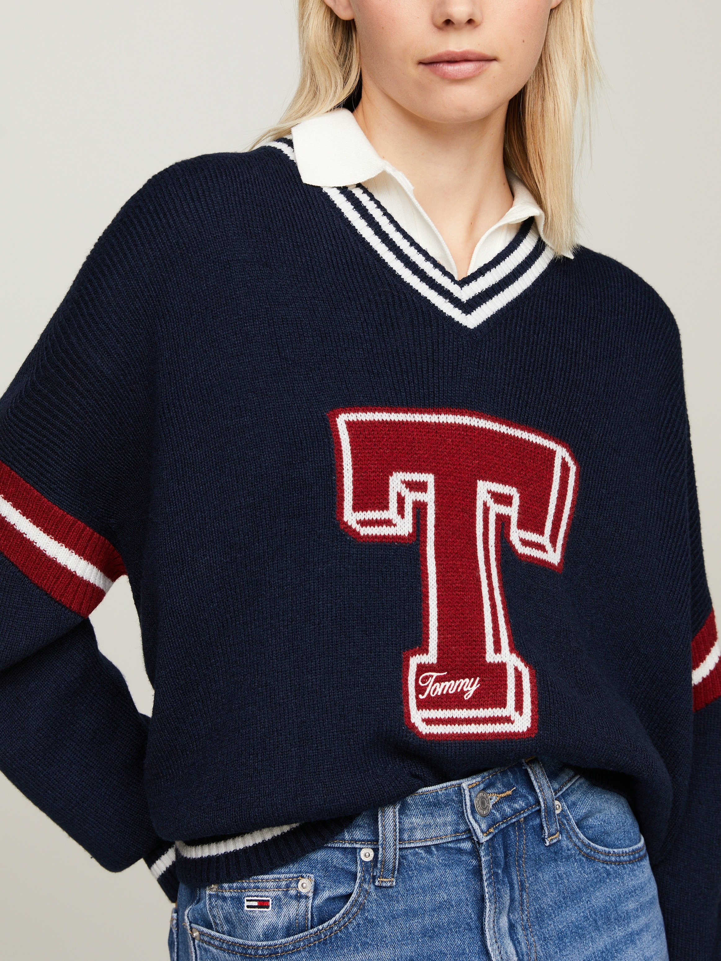 Tommy Jeans Strickpullover »TJW LETTERMAN SWEATER«, mit gestickter Tommy Jeans Flagge